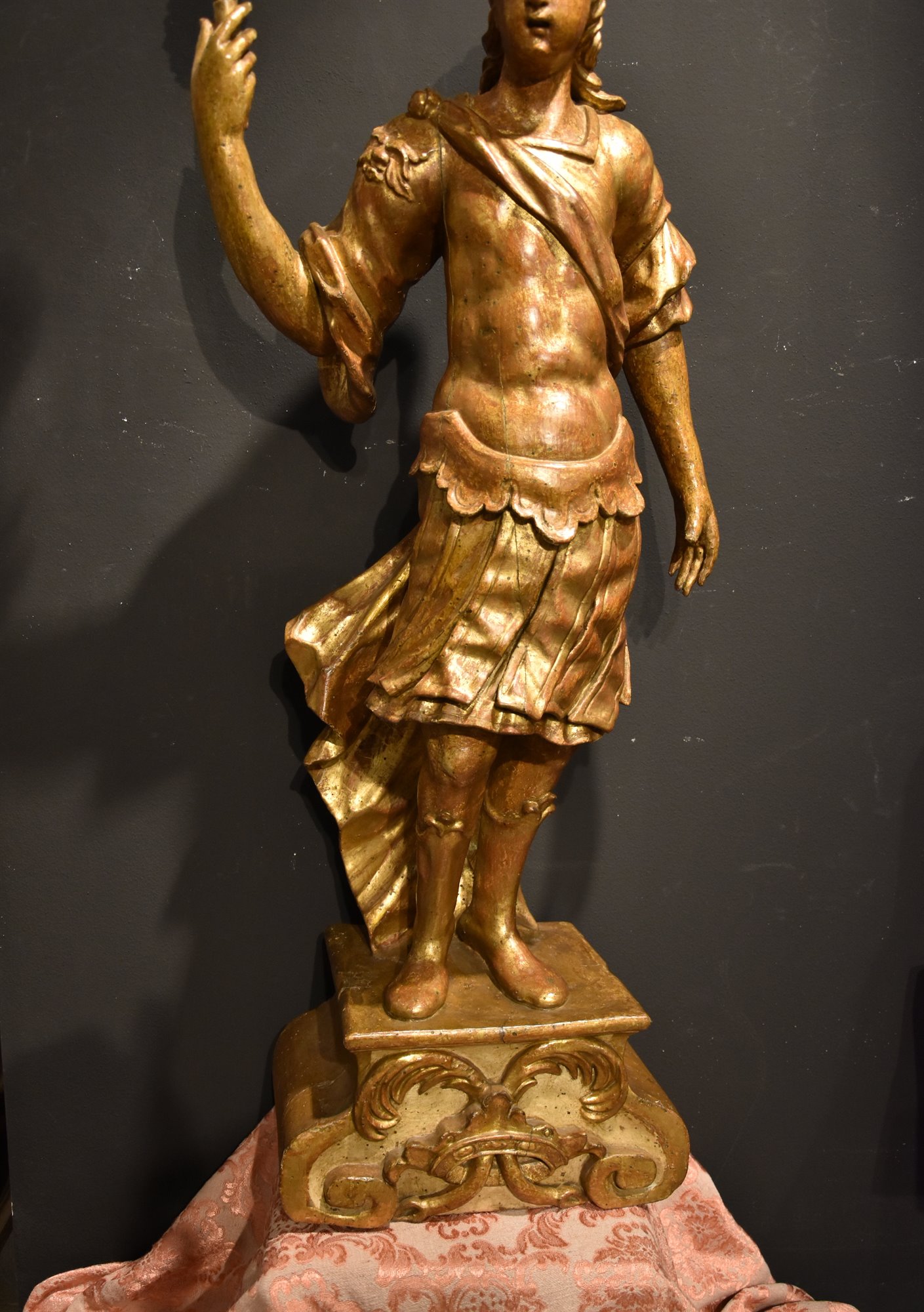 Scultura lignea raffigurante soldato romano a figura intera