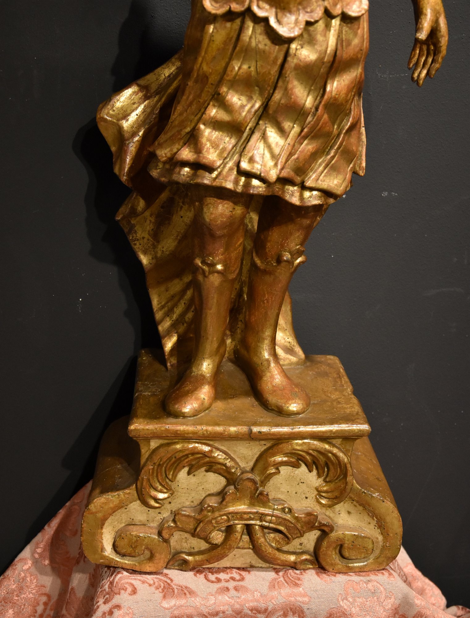 Scultura lignea raffigurante soldato romano a figura intera