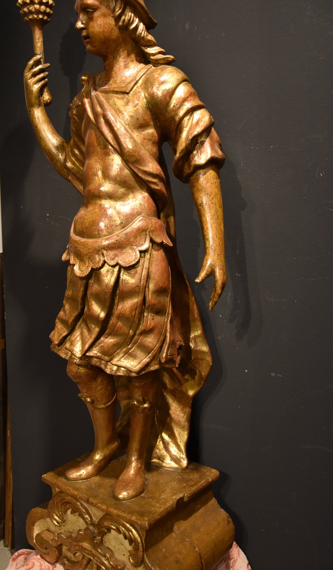 Scultura lignea raffigurante soldato romano a figura intera