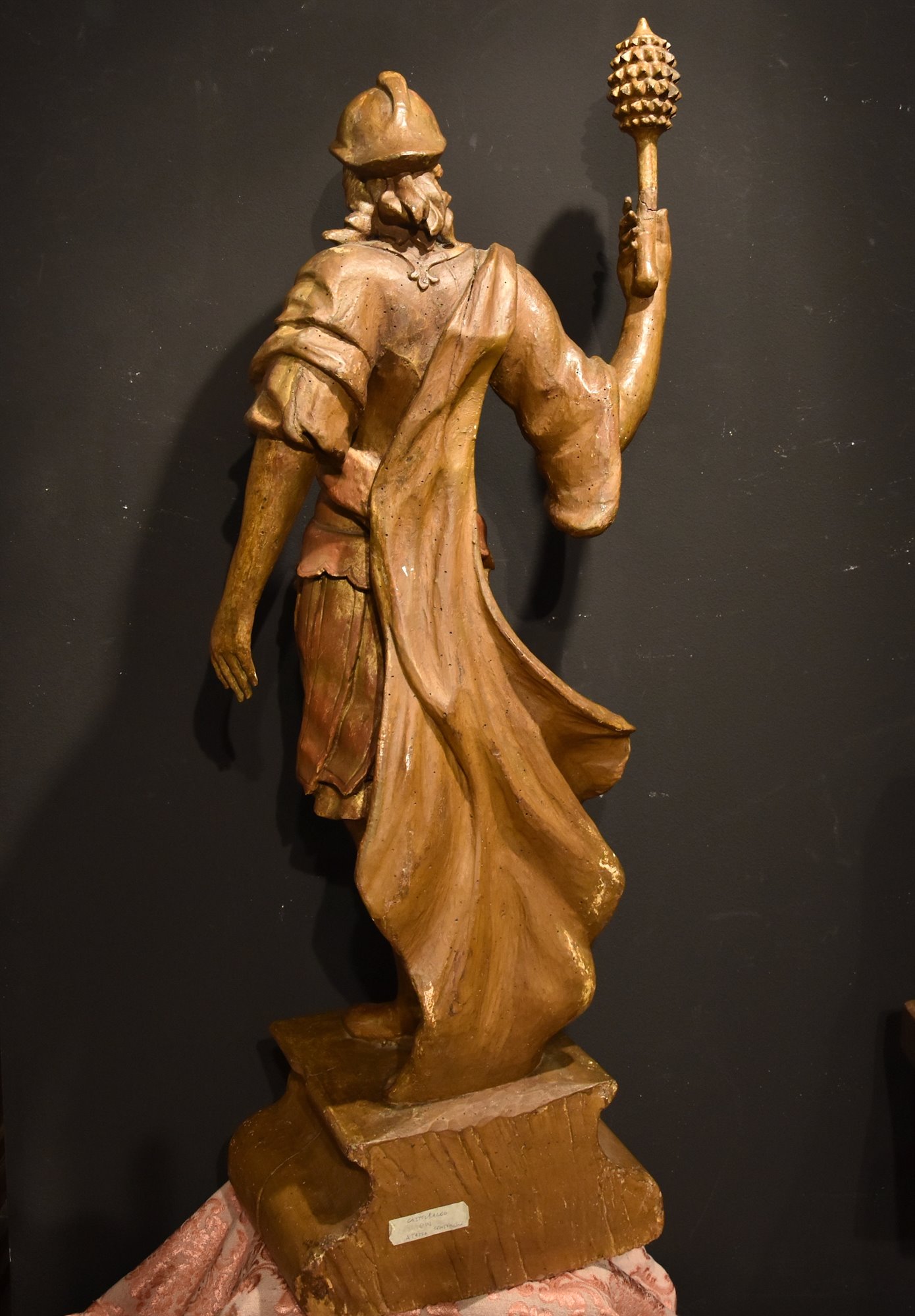 Scultura lignea raffigurante soldato romano a figura intera