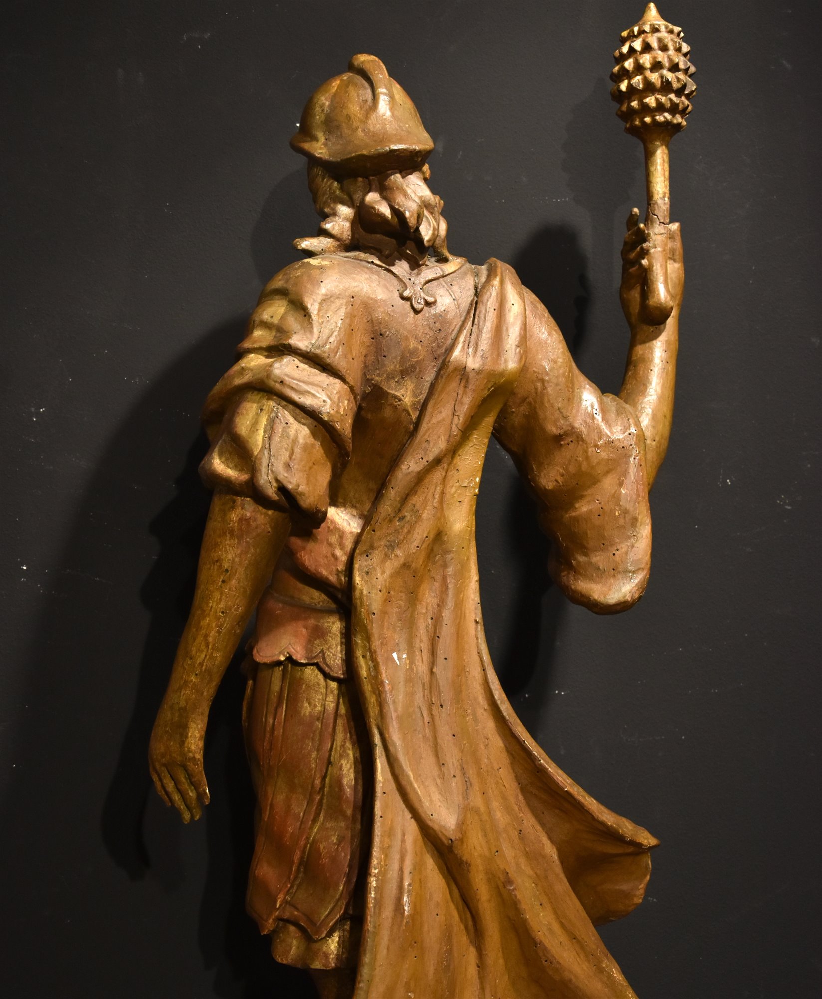 Scultura lignea raffigurante soldato romano a figura intera