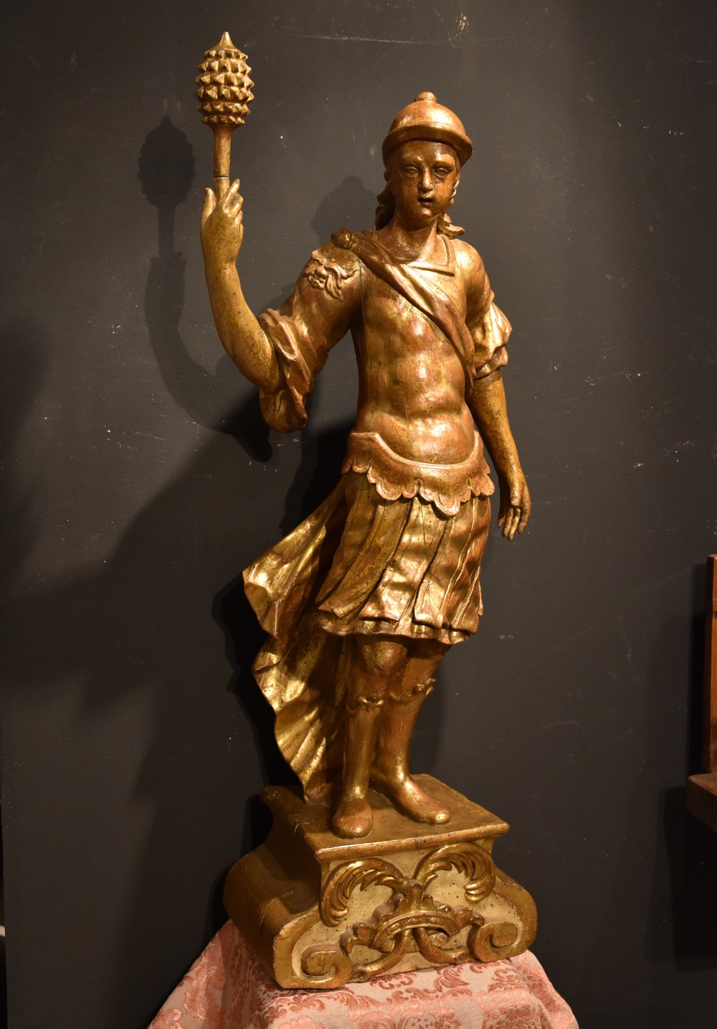 Scultura lignea raffigurante soldato romano a figura intera
