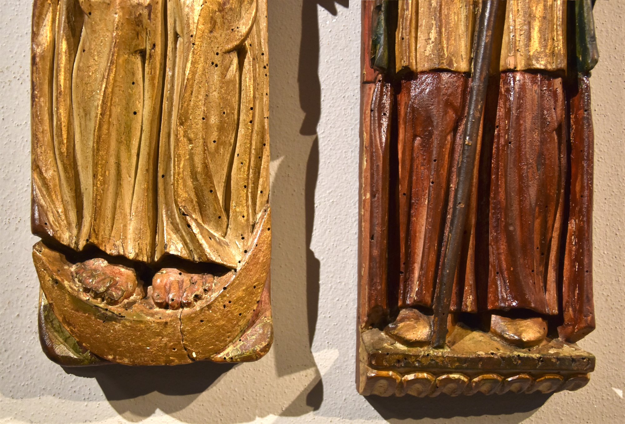 Coppia di altorilievi rinascimentali 'Madonna con Bambino' e 'Santo Vescovo'