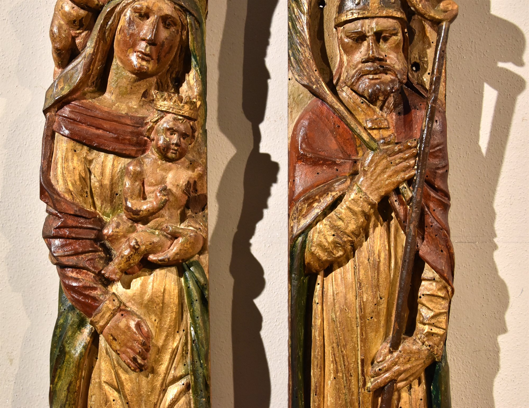 Coppia di altorilievi rinascimentali 'Madonna con Bambino' e 'Santo Vescovo'