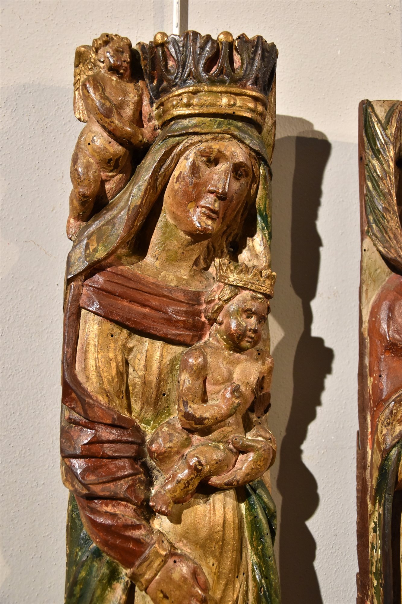Coppia di altorilievi rinascimentali 'Madonna con Bambino' e 'Santo Vescovo'