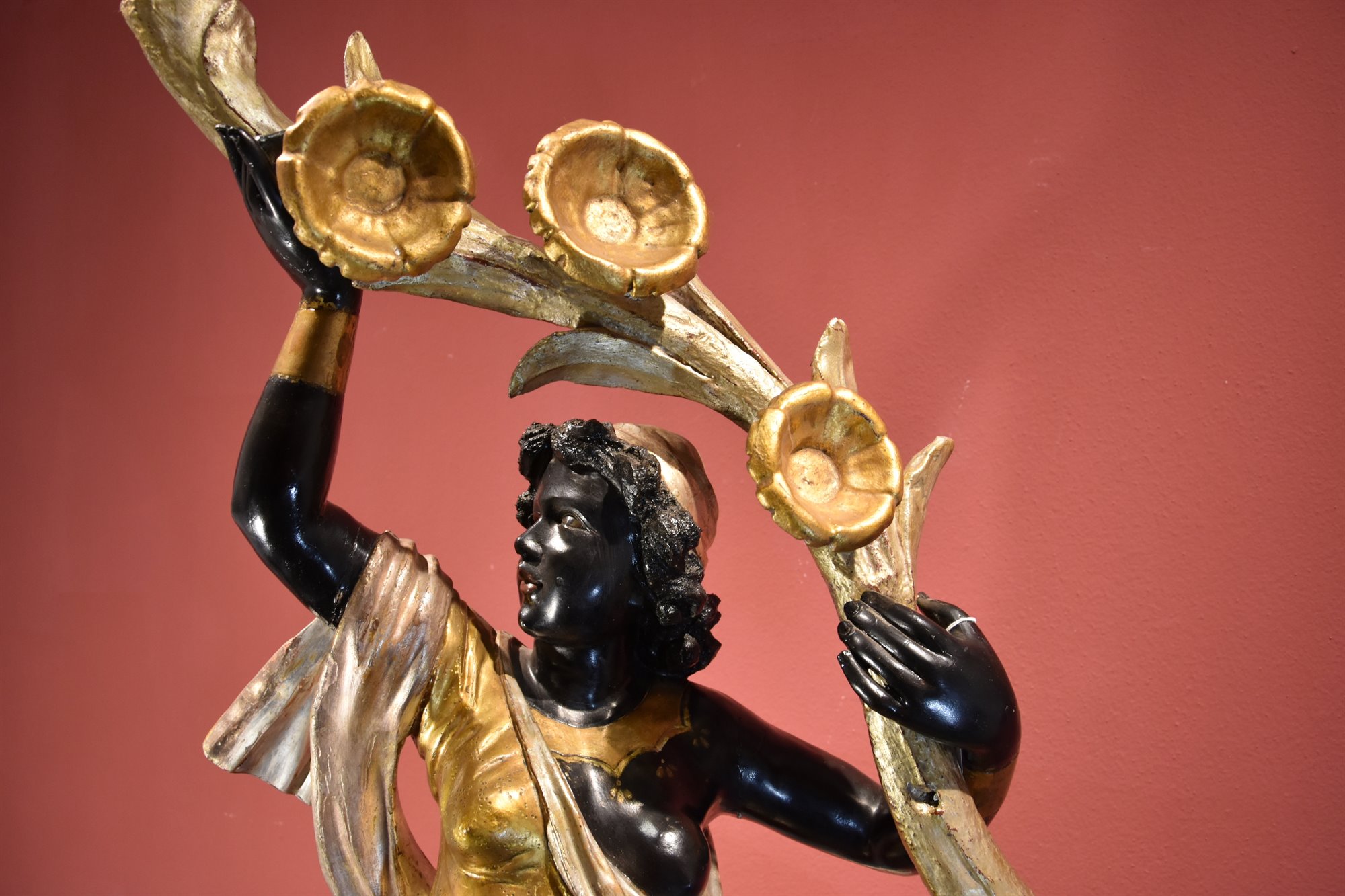 Scultura di Moretto femminile