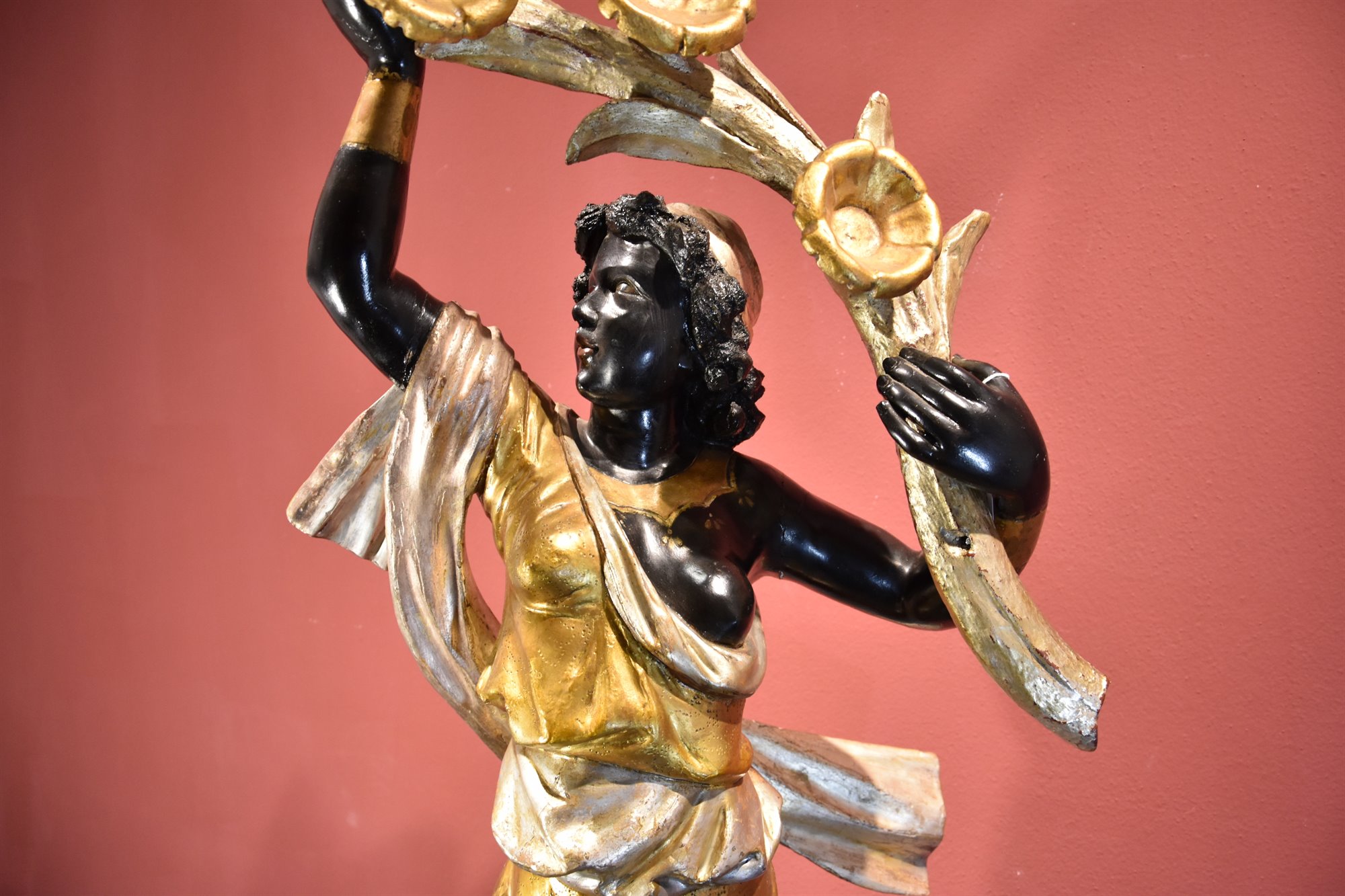 Scultura di Moretto femminile