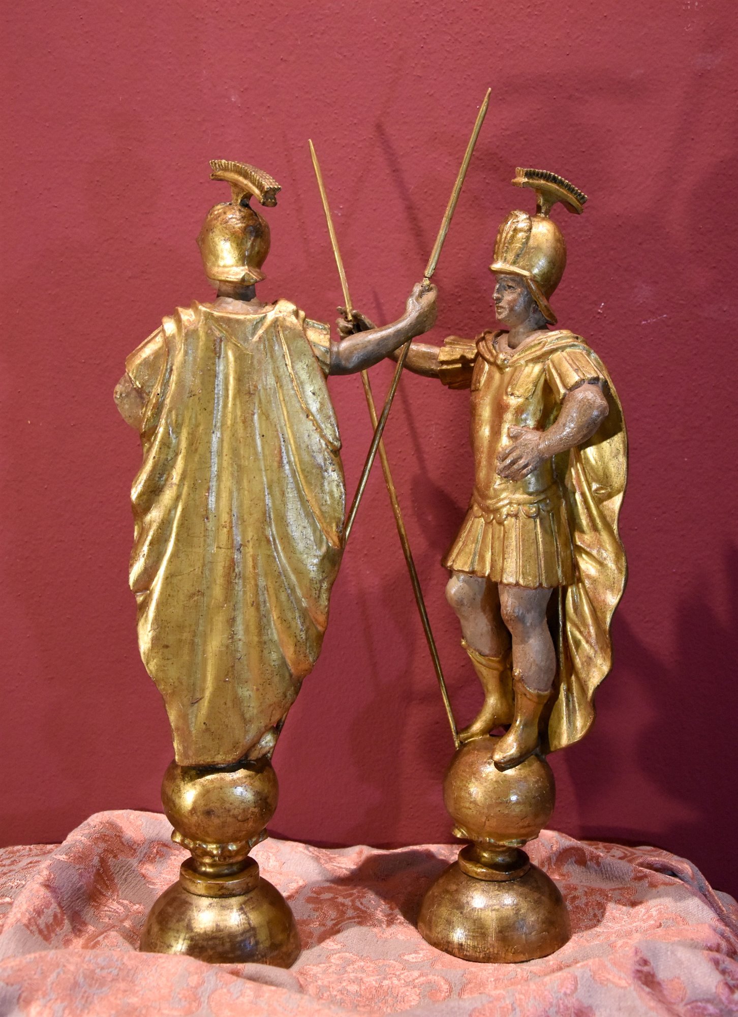 Sculture lignee raffiguranti una coppia di soldati romani a figura intera