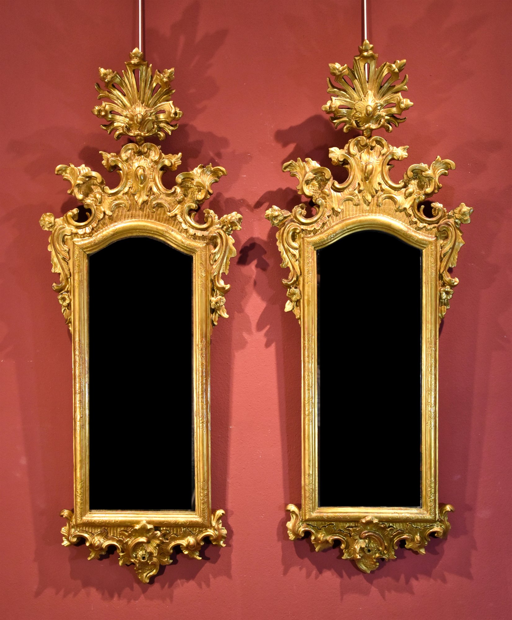 Coppia di specchiere  in legno dorato ed intagliato (h. cm 130)