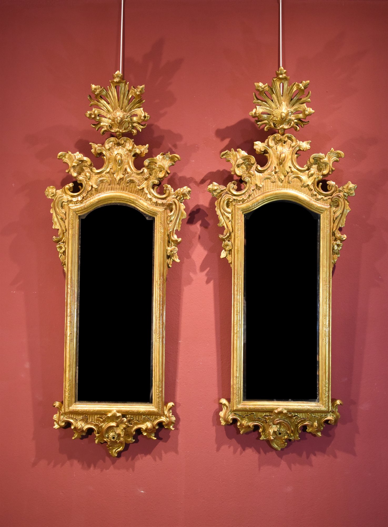 Coppia di specchiere  in legno dorato ed intagliato (h. cm 130)