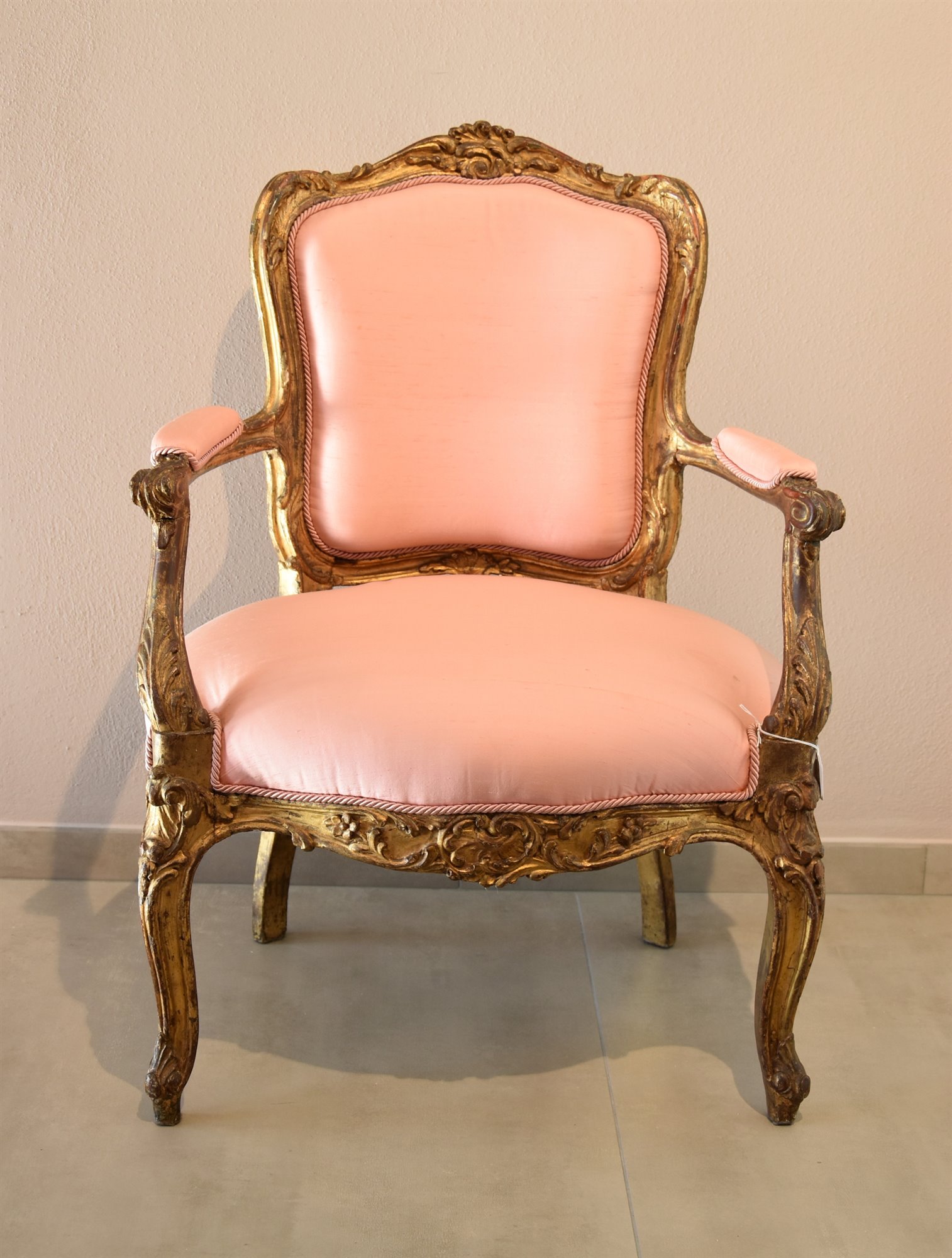 Coppia di poltrone periodo rococò in legno dorato (disponibile anche il set con sedie e divano)