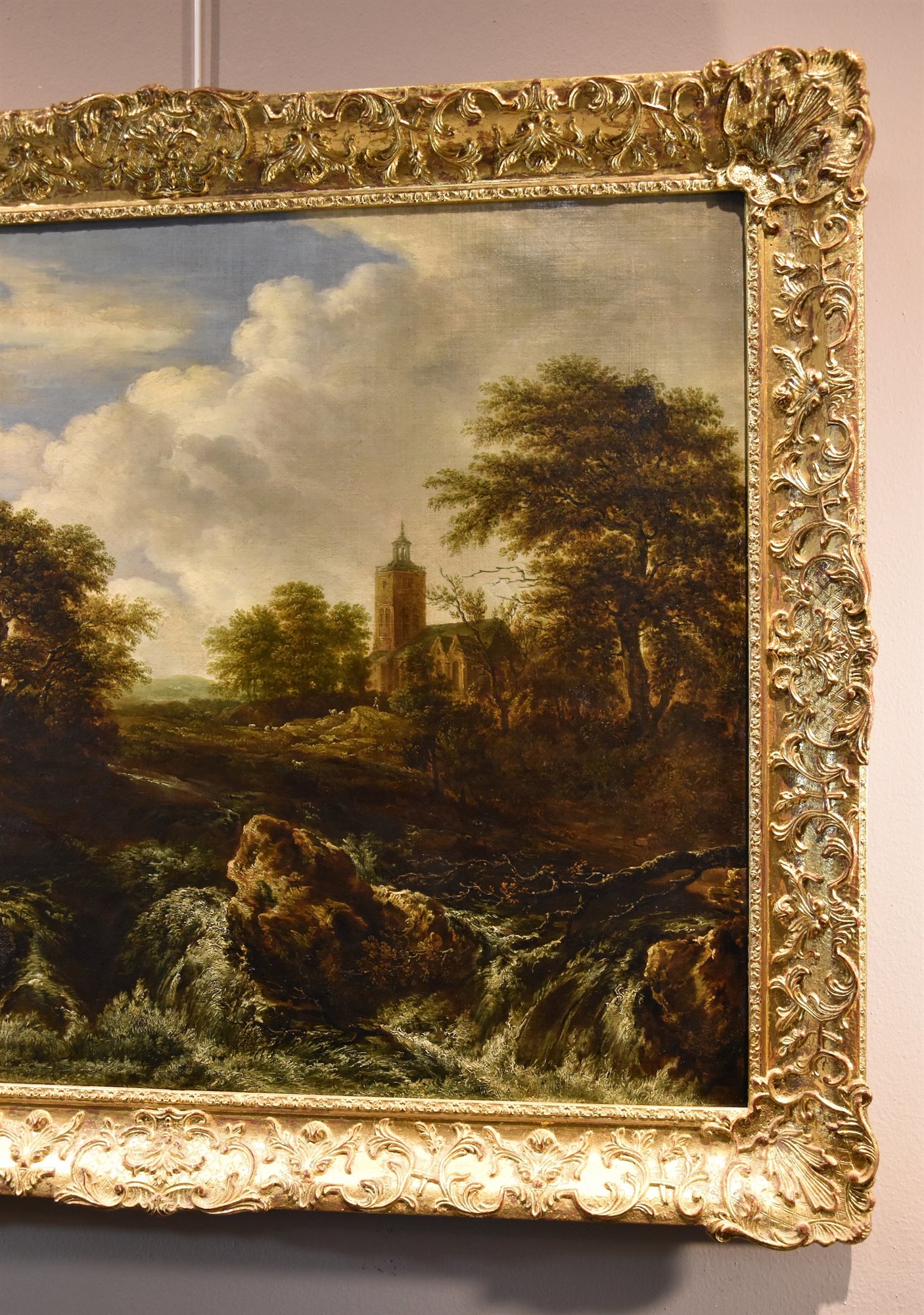 Paesaggio boscoso con cascata