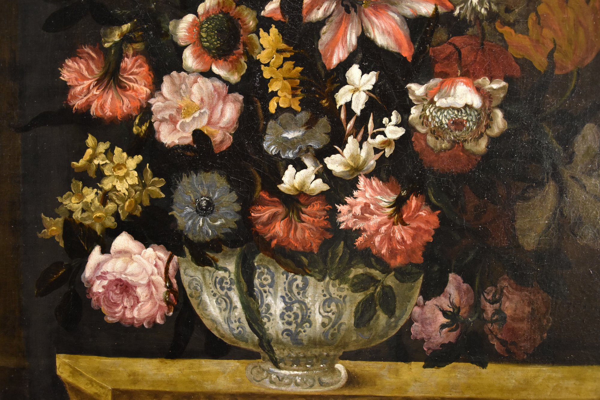 Natura morta di fiori con scorcio architettonico e giardini