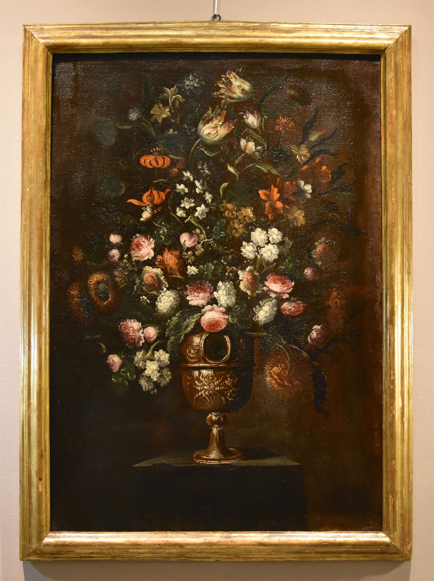 Composizione di fiori entro vaso sbalzato (3 di 3)
