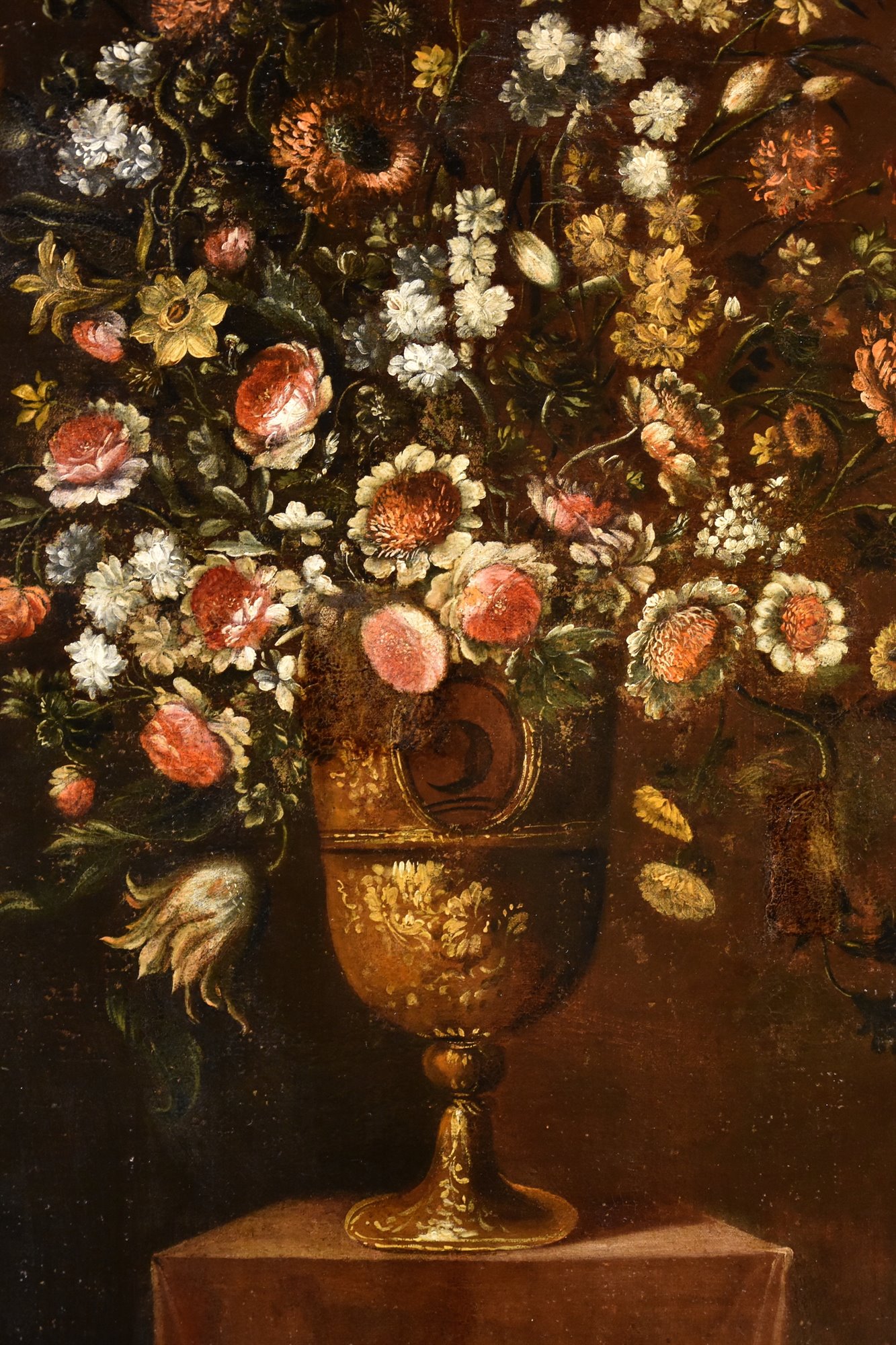 Composizione di fiori entro vaso sbalzato (2 di 3)