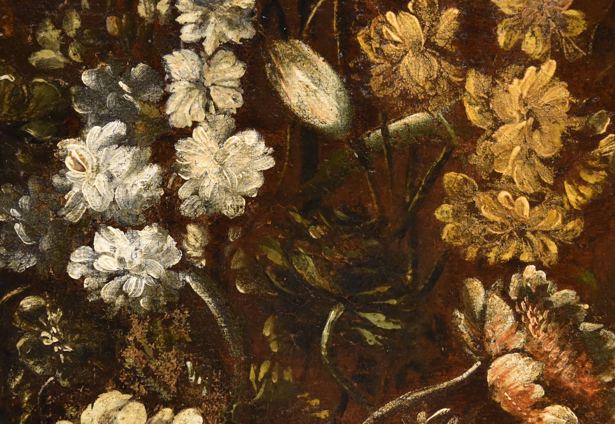 Composizione di fiori entro vaso sbalzato (2 di 3)