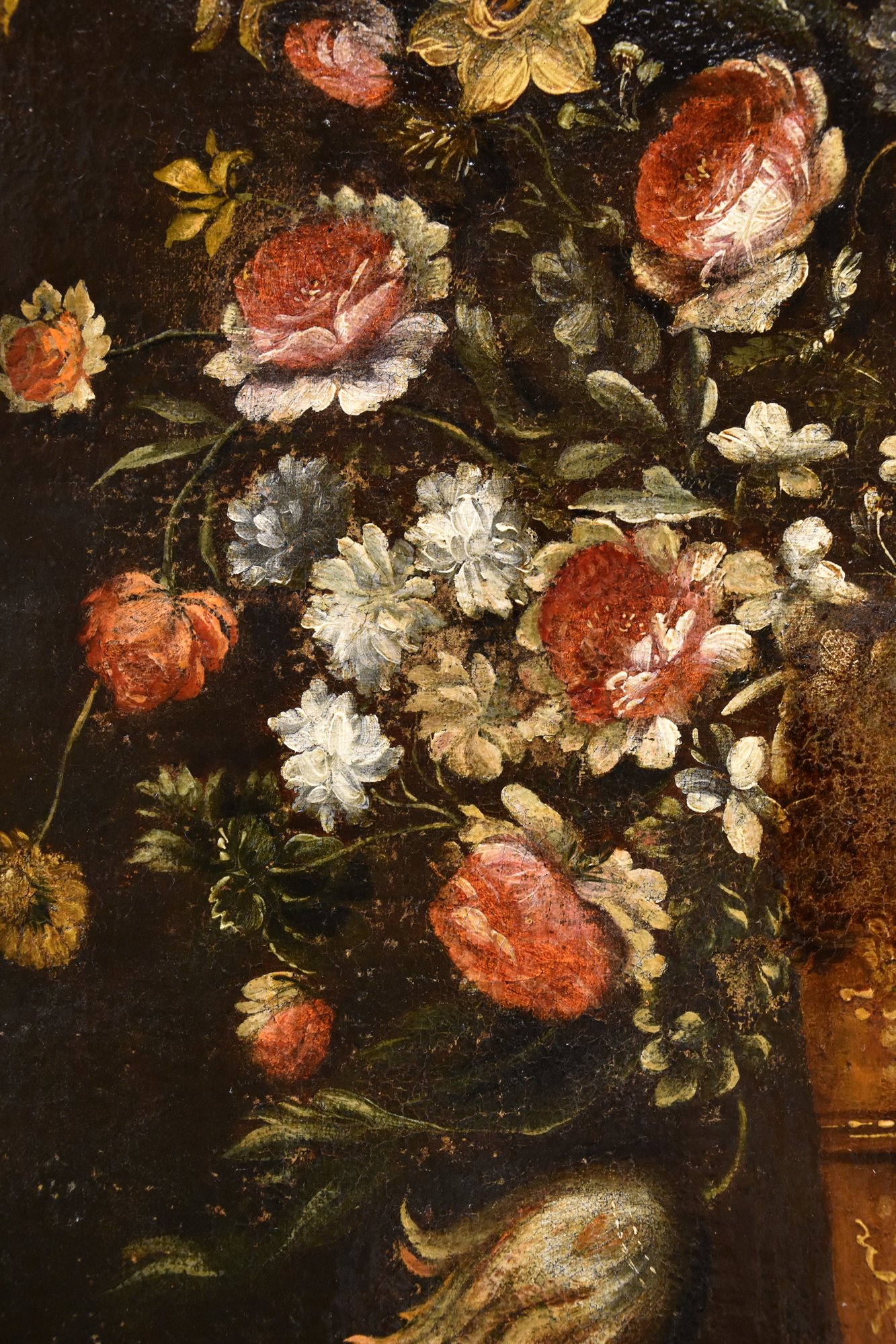Composizione di fiori entro vaso sbalzato (2 di 3)