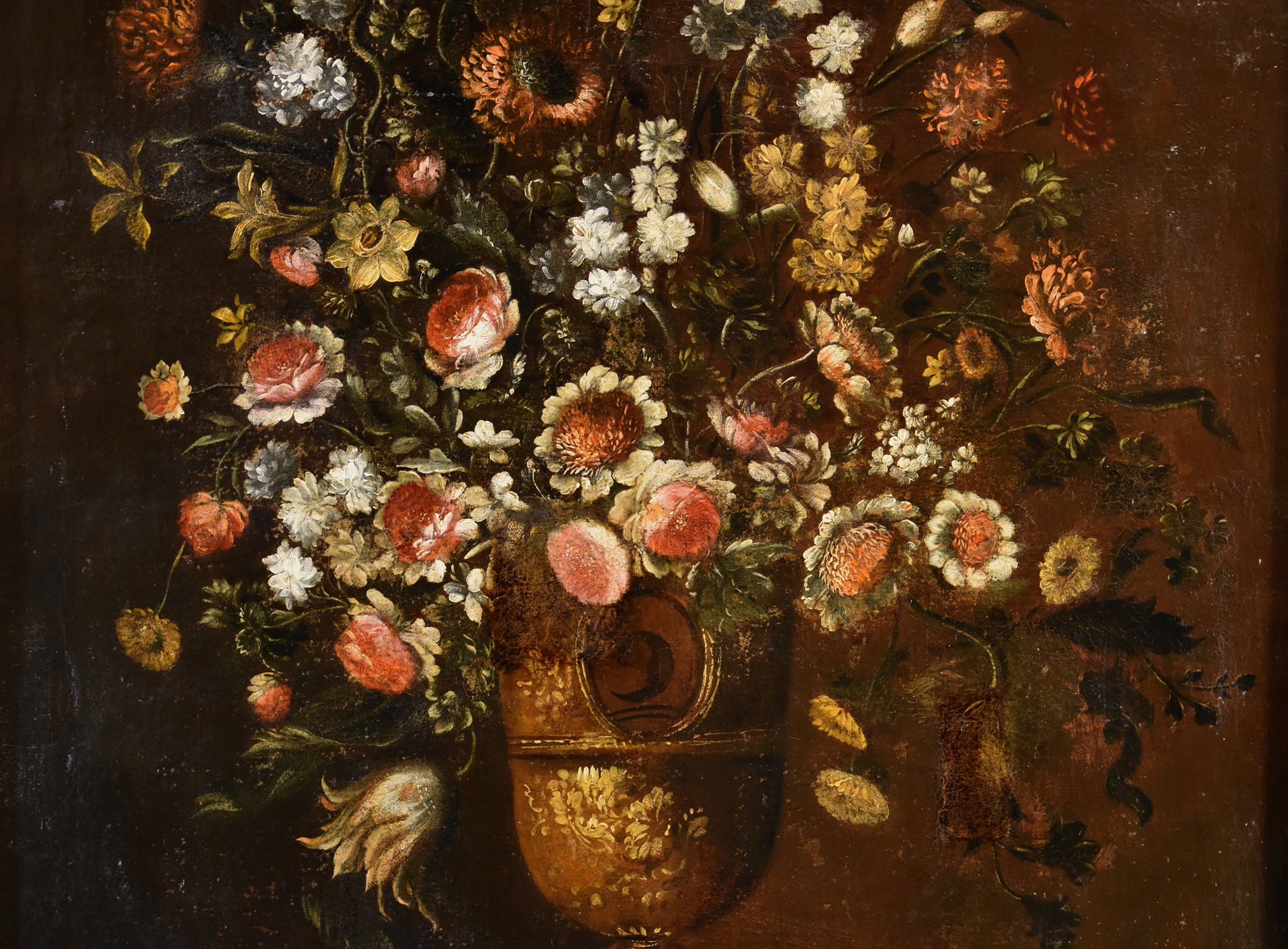 Composizione di fiori entro vaso sbalzato (2 di 3)