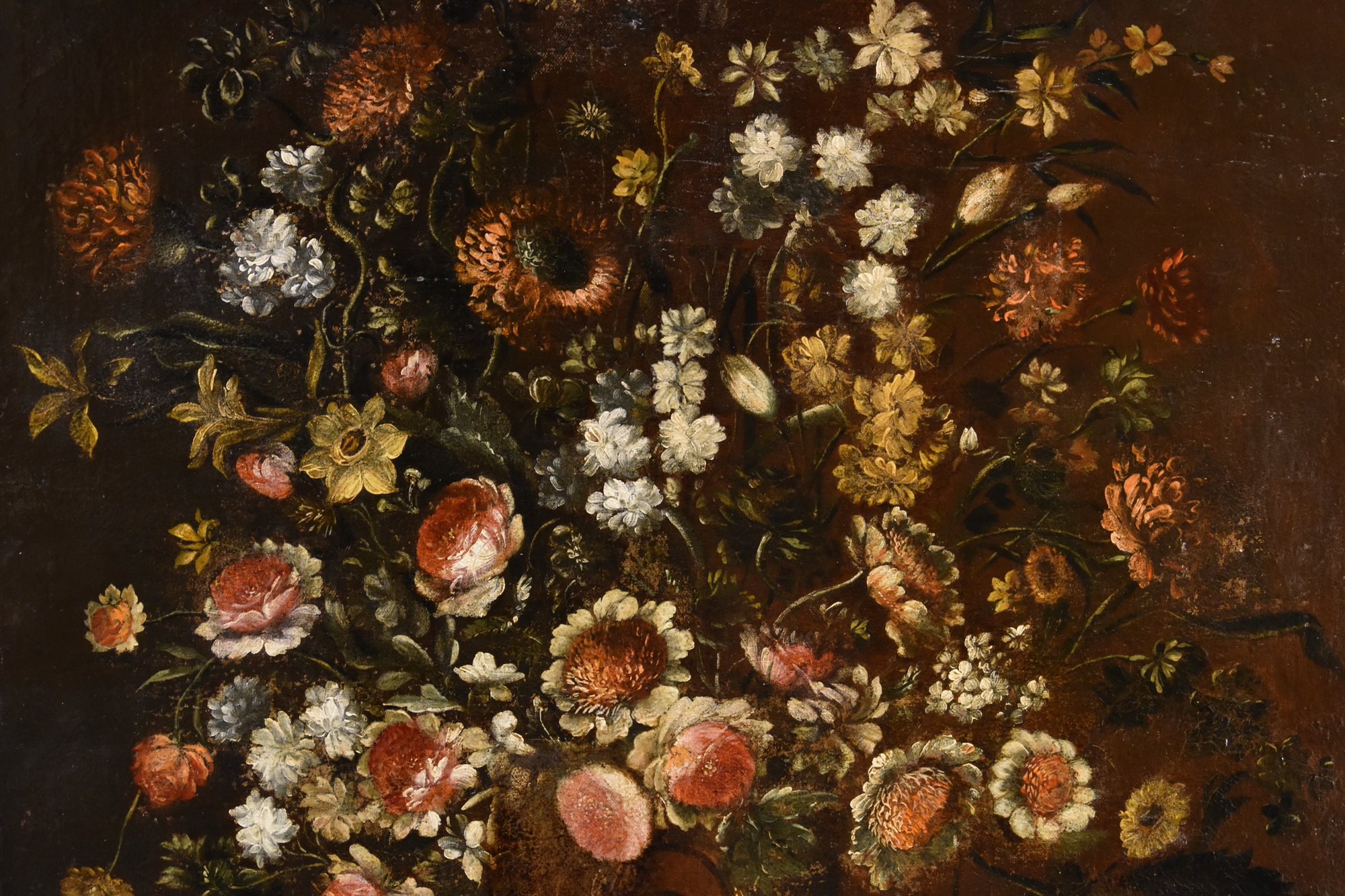 Composizione di fiori entro vaso sbalzato (2 di 3)
