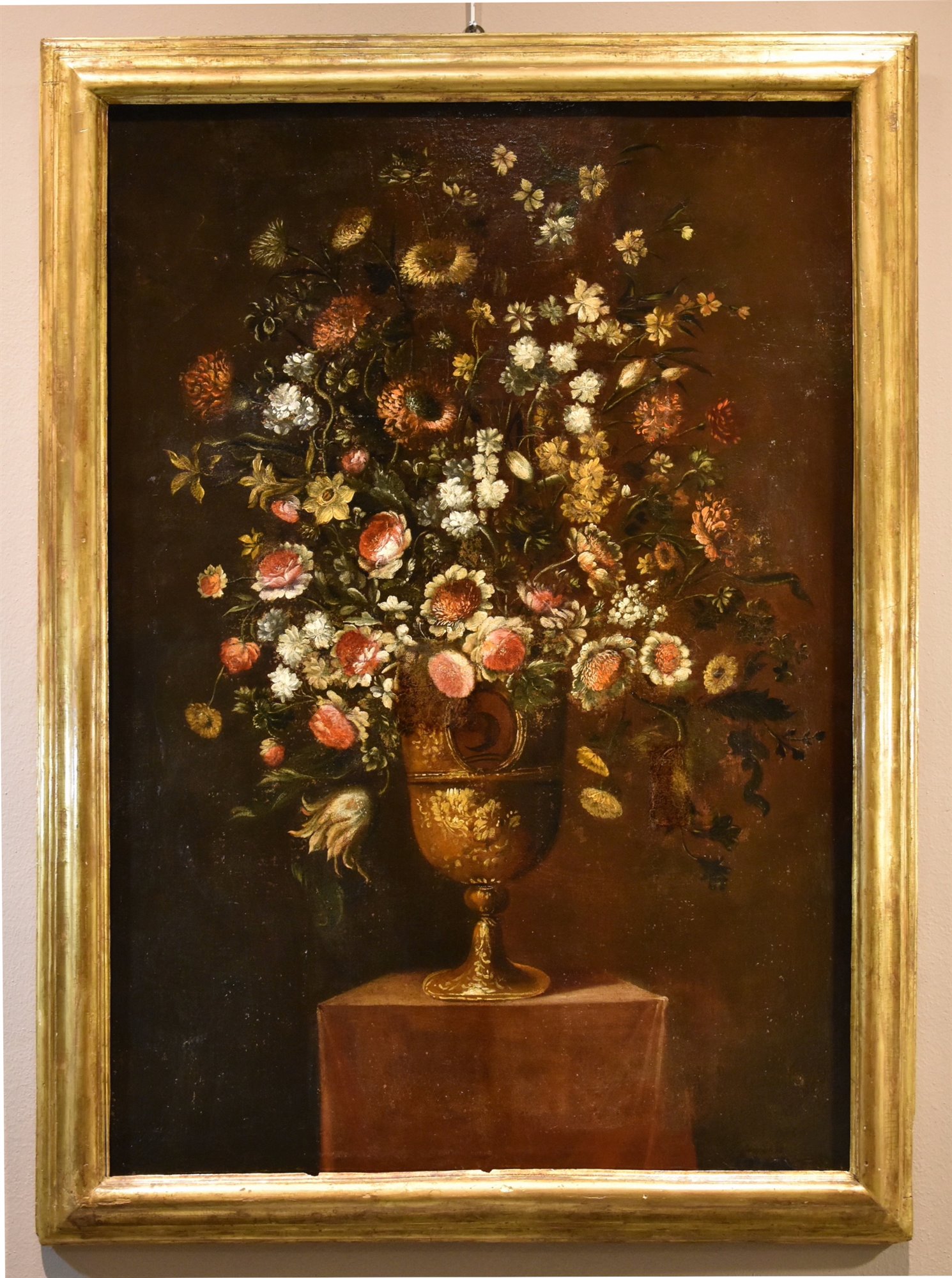 Composizione di fiori entro vaso sbalzato (2 di 3)