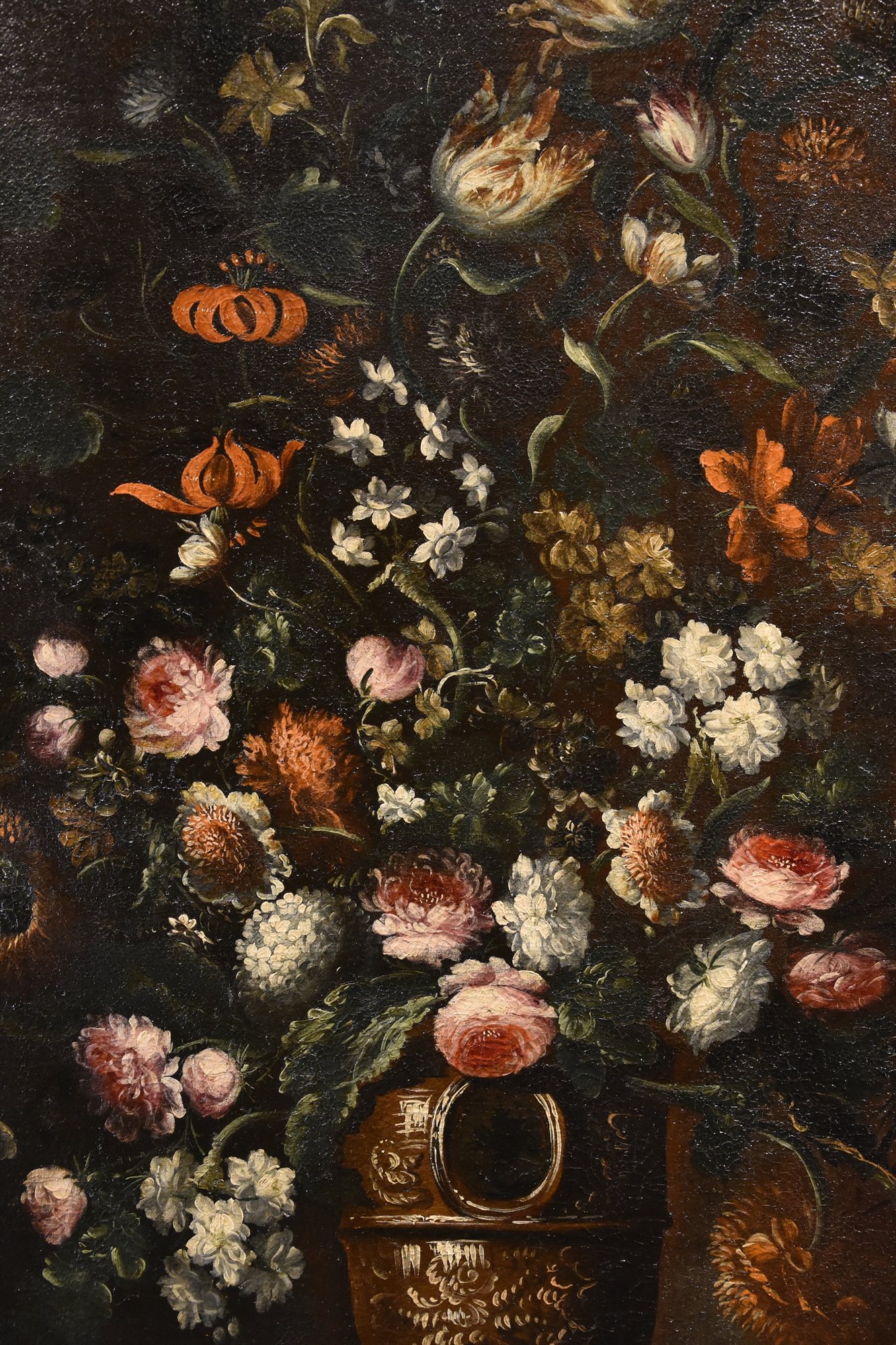 Composizione di fiori entro vaso sbalzato (3 di 3)