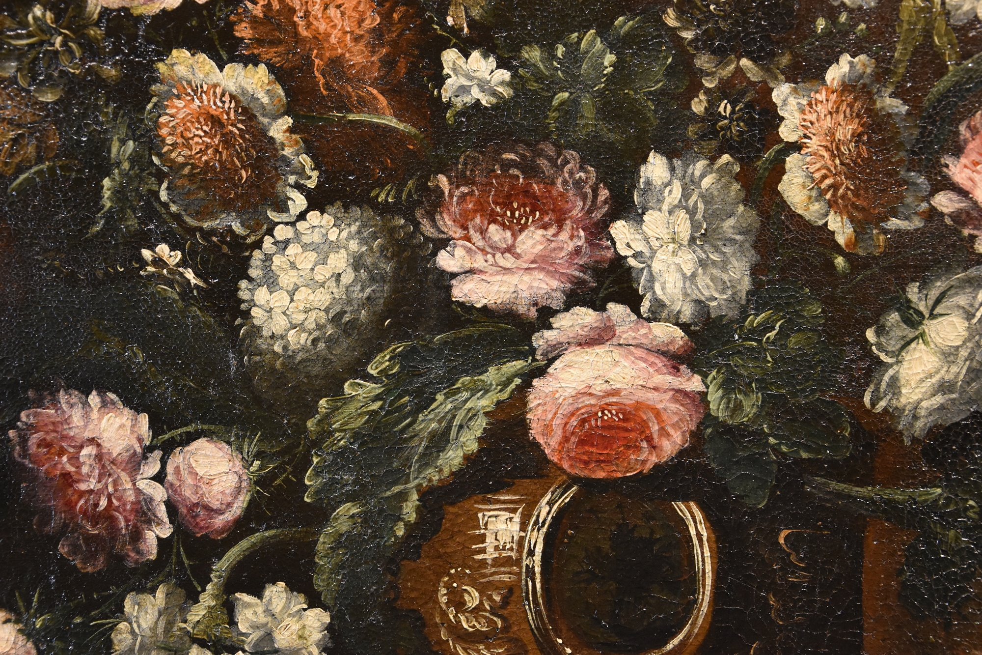 Composizione di fiori entro vaso sbalzato (3 di 3)