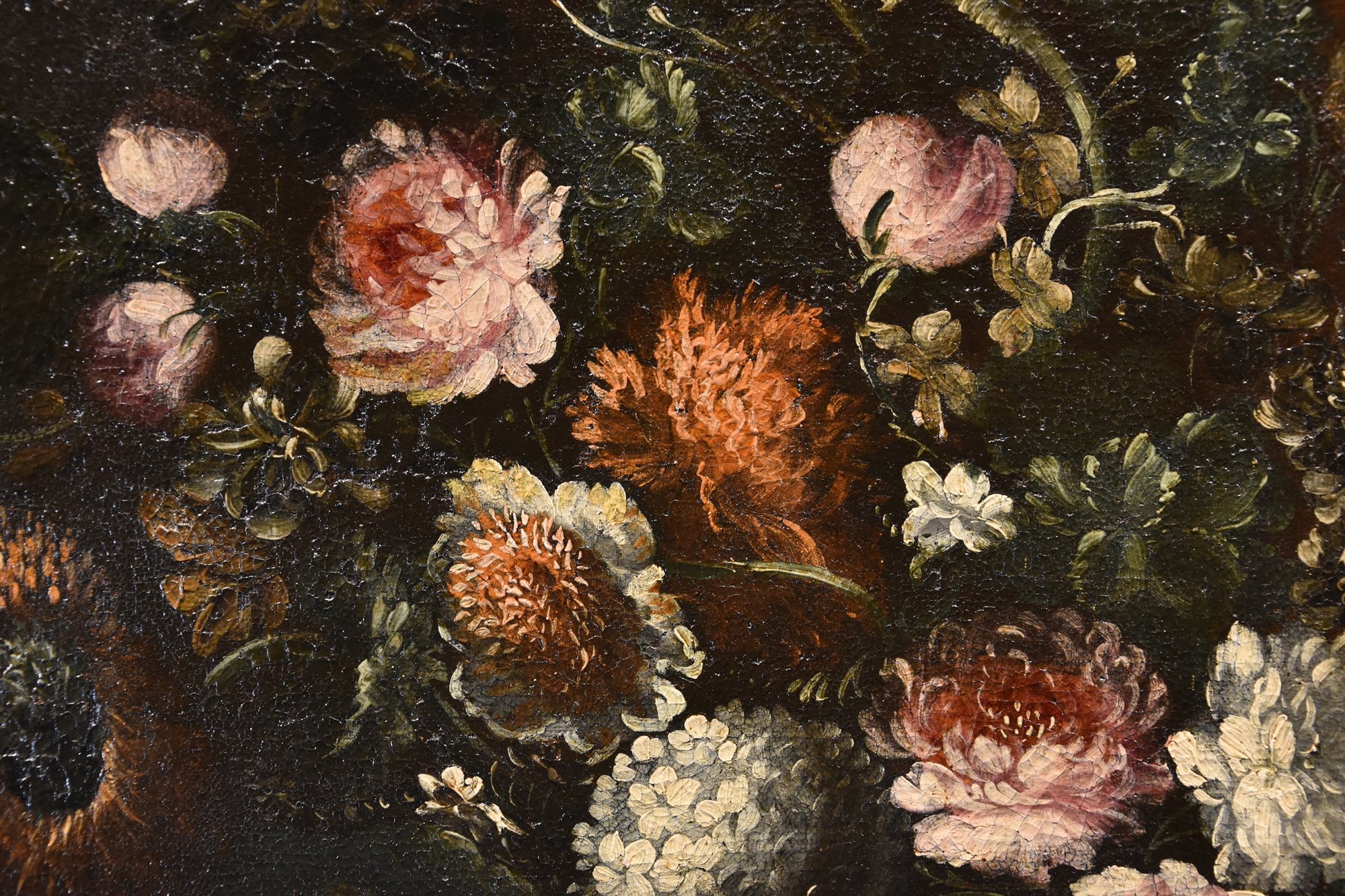Composizione di fiori entro vaso sbalzato (3 di 3)