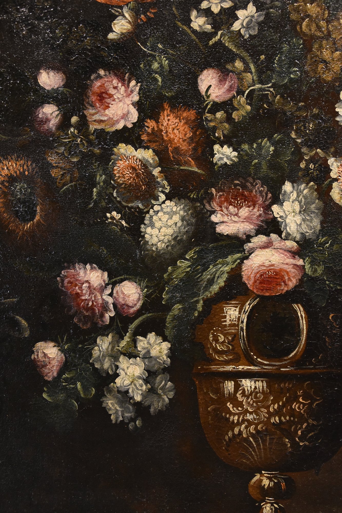 Composizione di fiori entro vaso sbalzato (3 di 3)