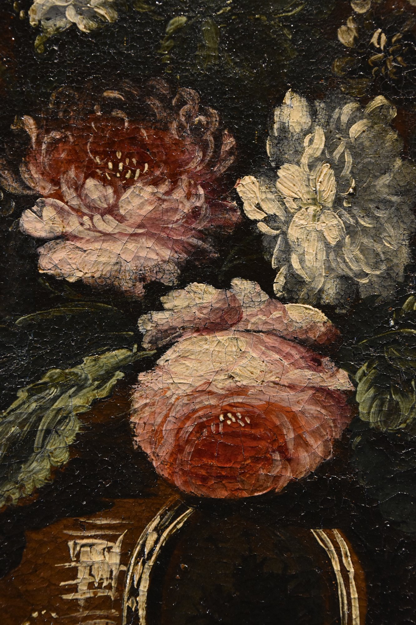 Composizione di fiori entro vaso sbalzato (3 di 3)