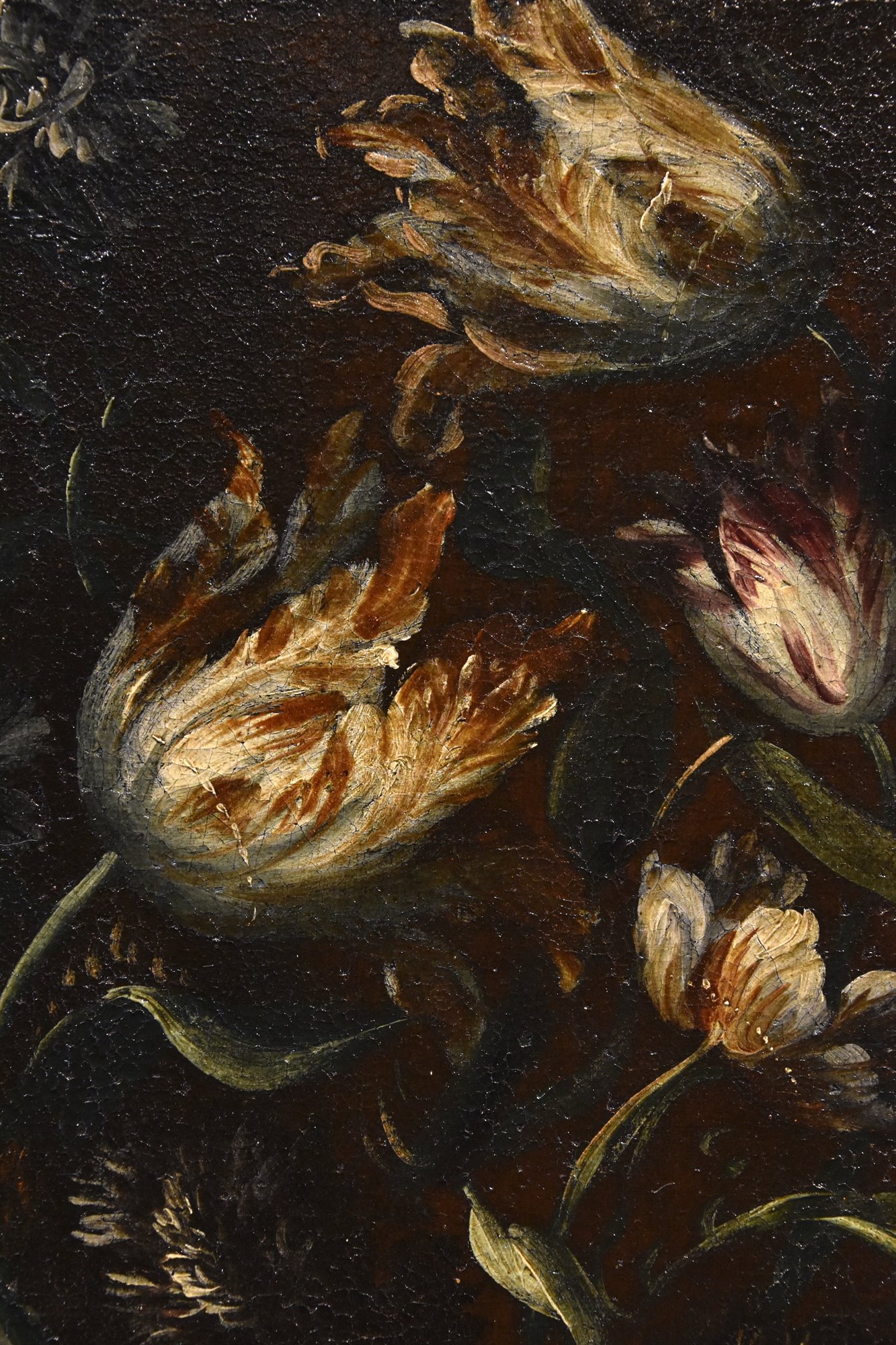Composizione di fiori entro vaso sbalzato (3 di 3)