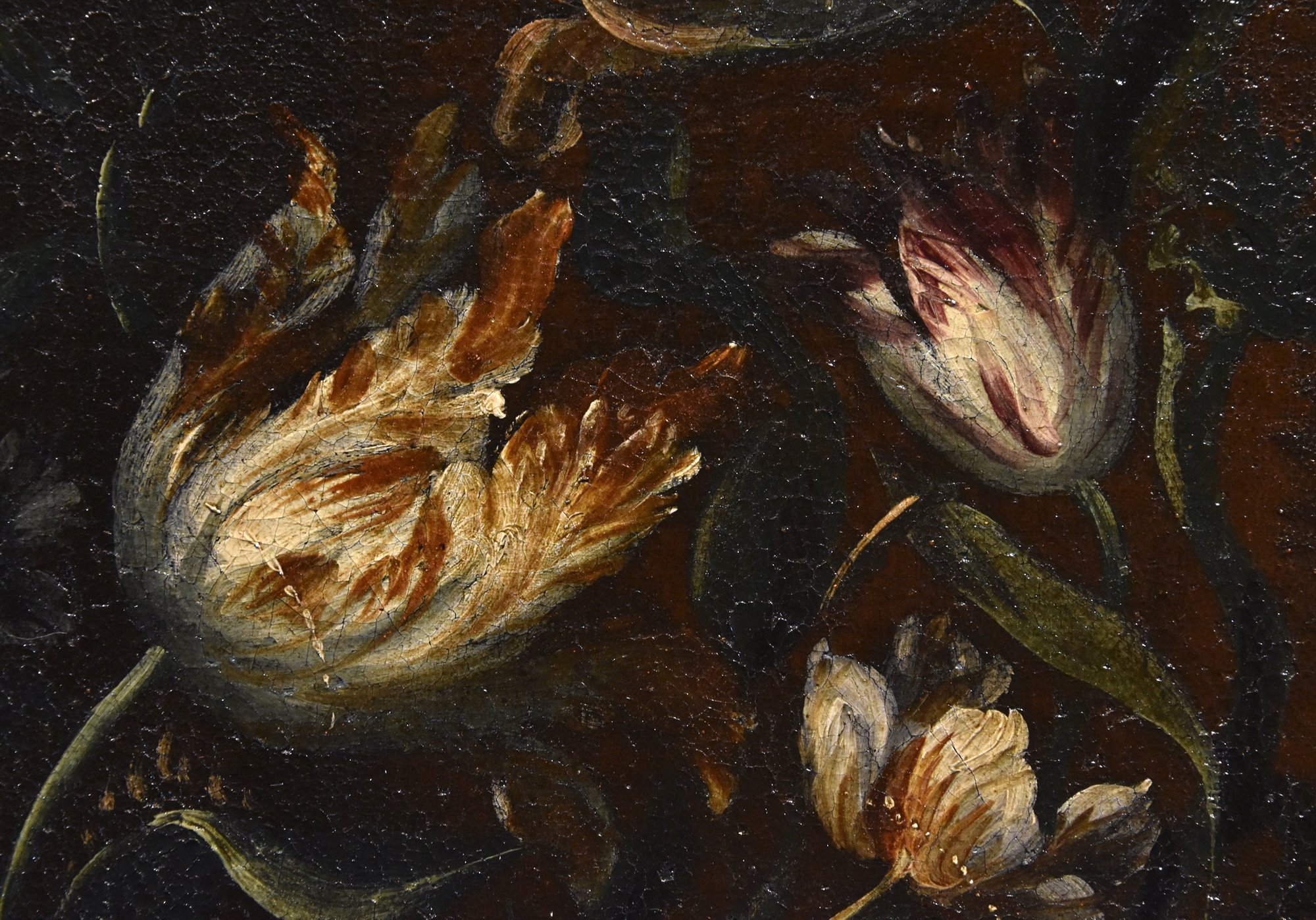 Composizione di fiori entro vaso sbalzato (3 di 3)