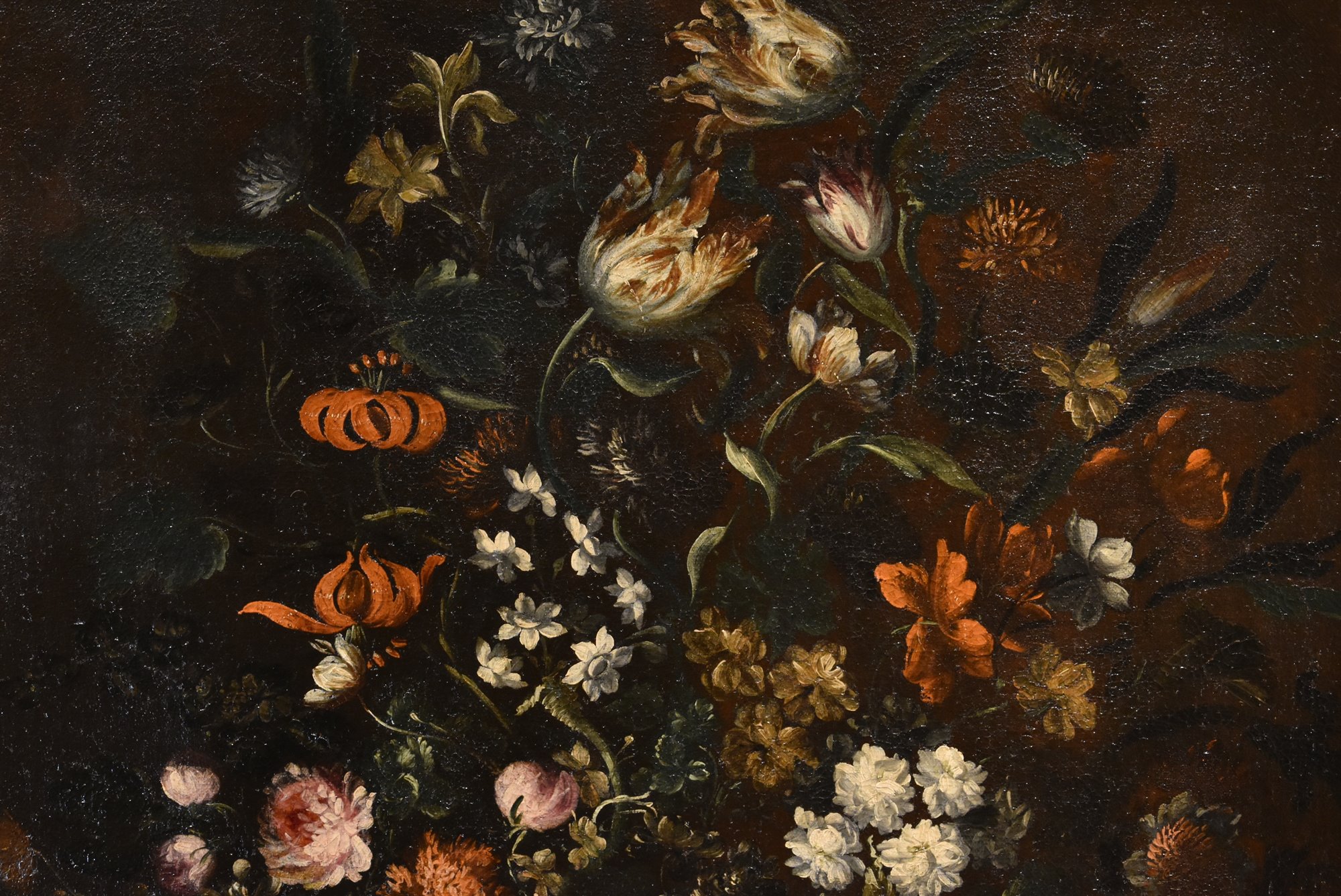 Composizione di fiori entro vaso sbalzato (3 di 3)