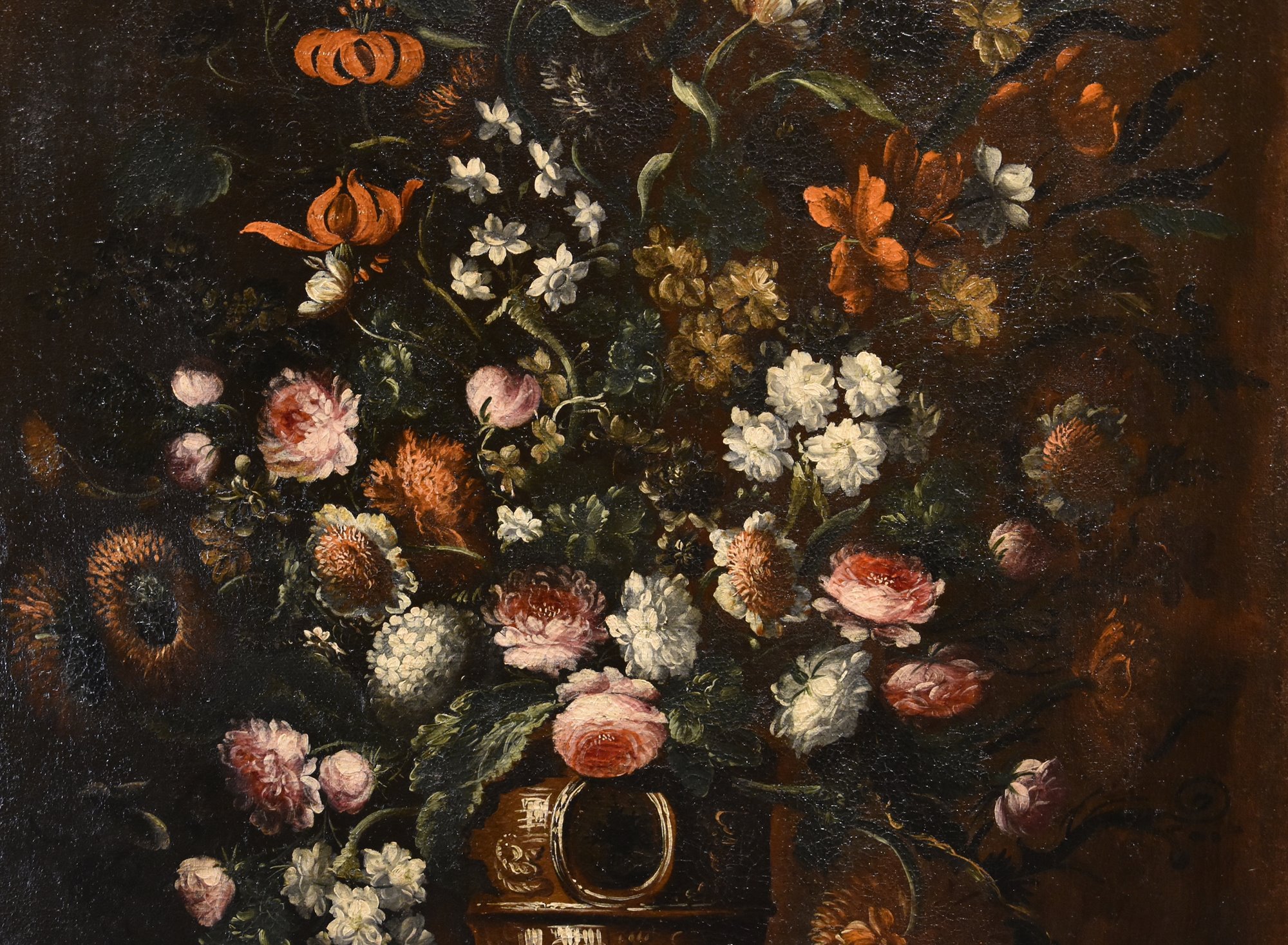 Composizione di fiori entro vaso sbalzato (3 di 3)