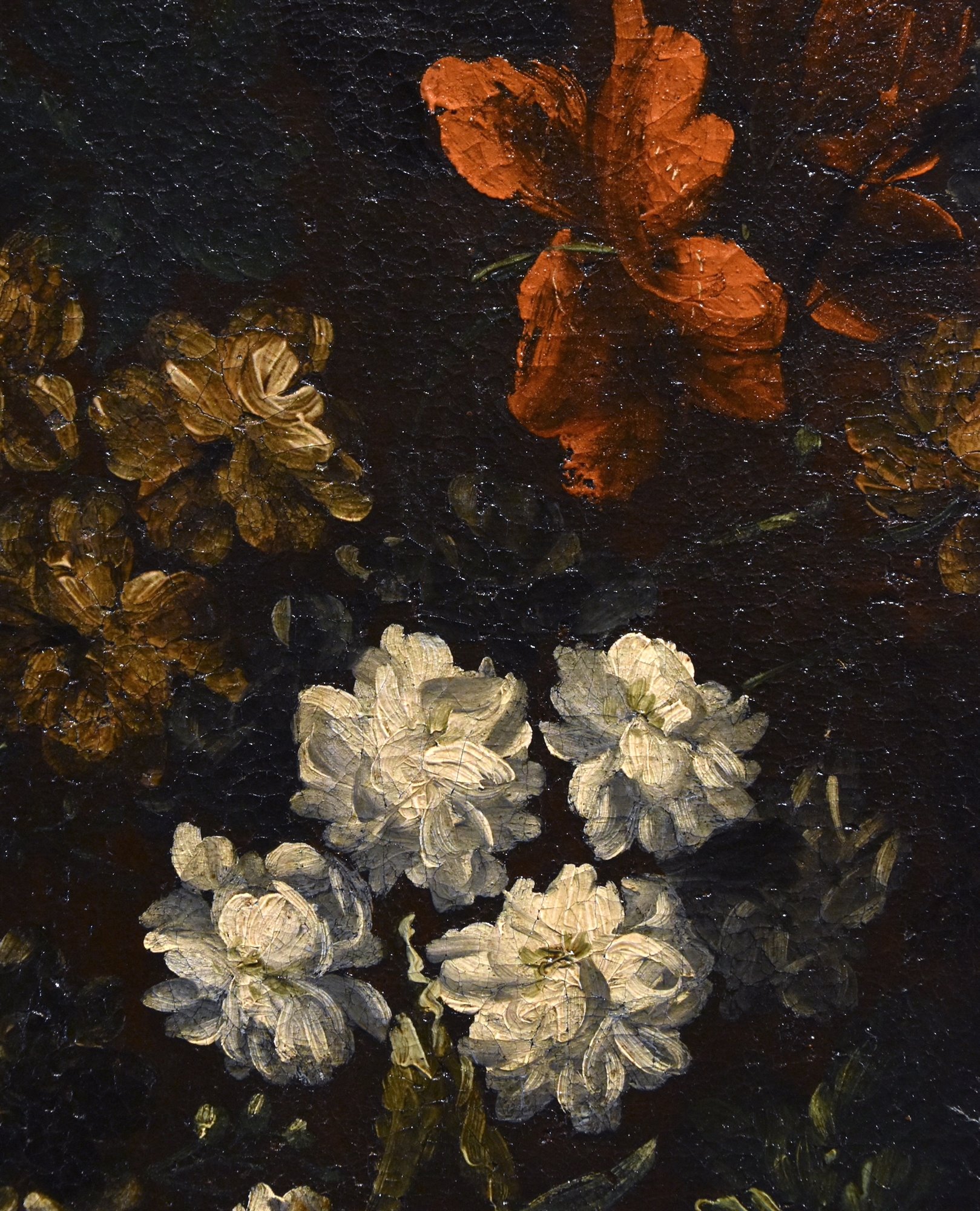 Composizione di fiori entro vaso sbalzato (3 di 3)