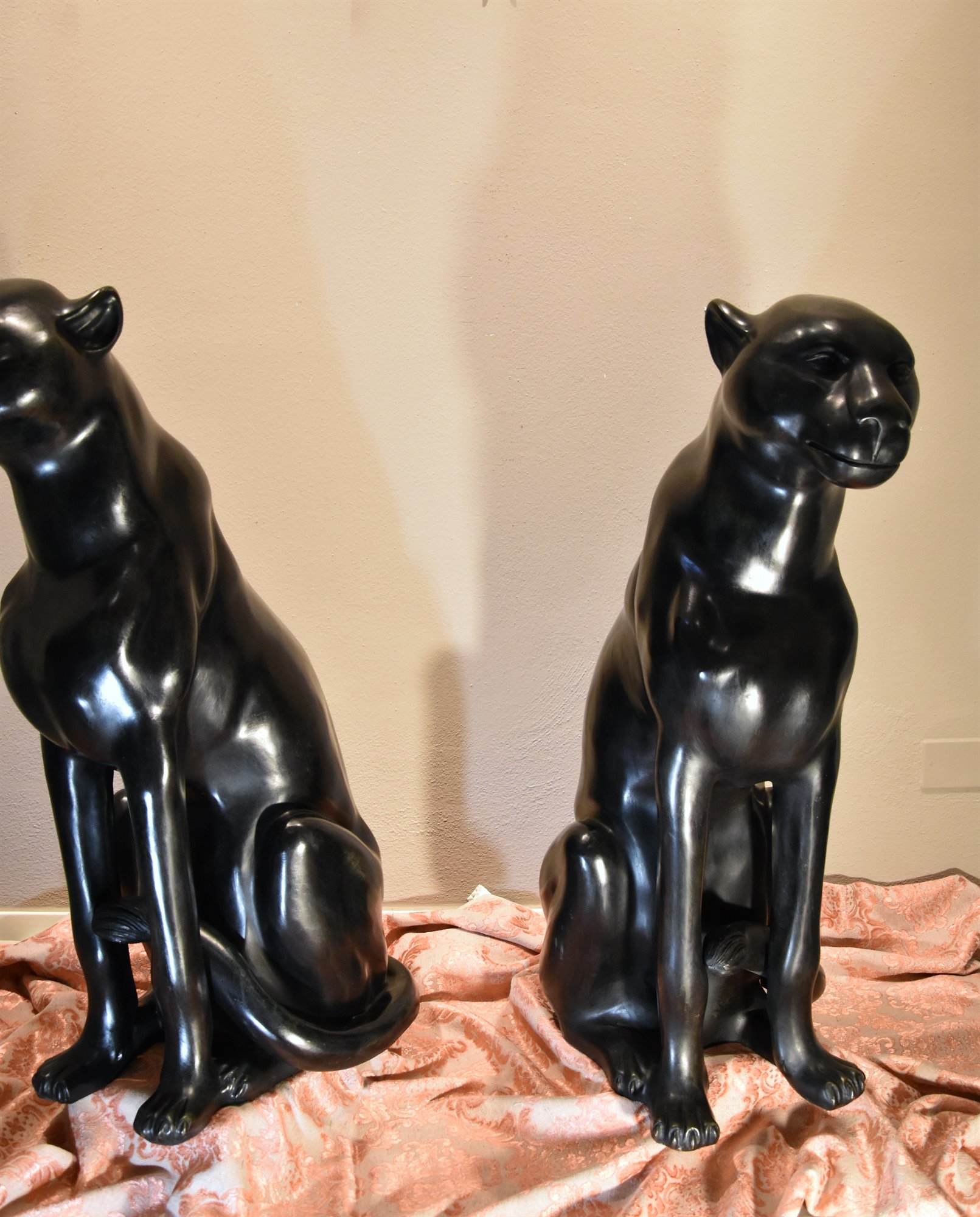 Coppia di grandi pantere nere in bronzo