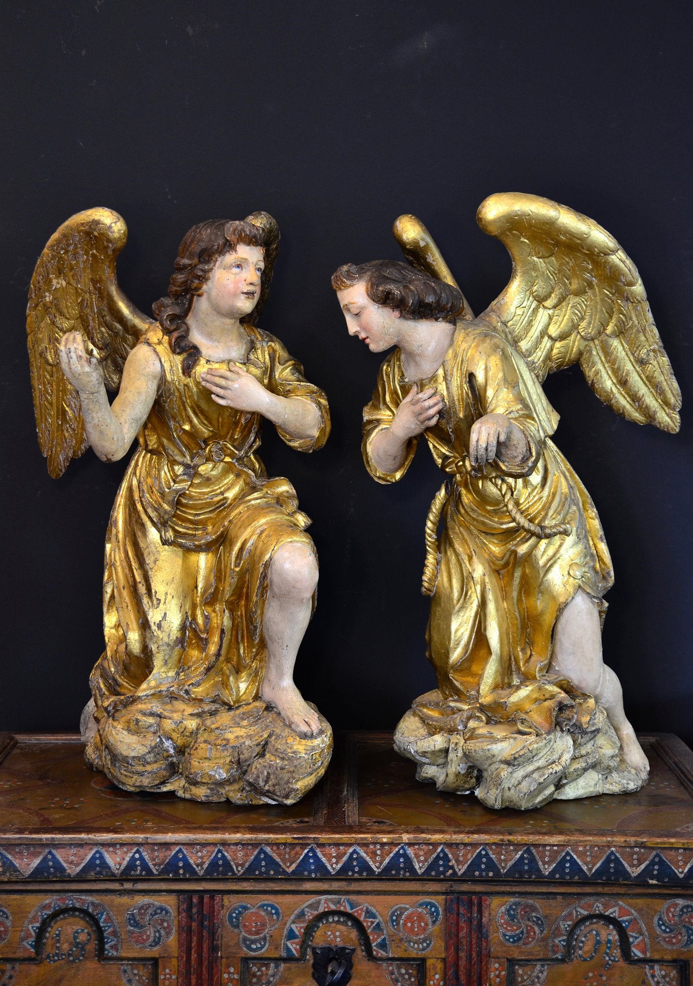 Spettacolari angeli alati in legno policromo e dorato
