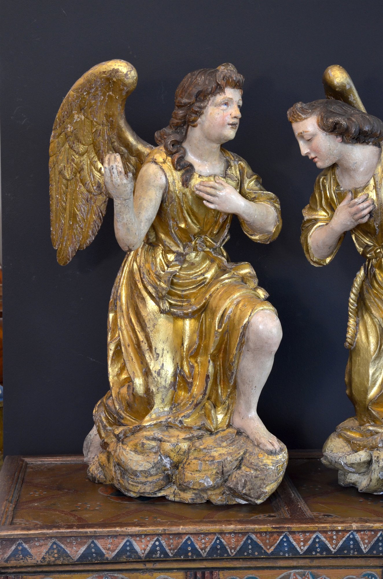 Spettacolari angeli alati in legno policromo e dorato