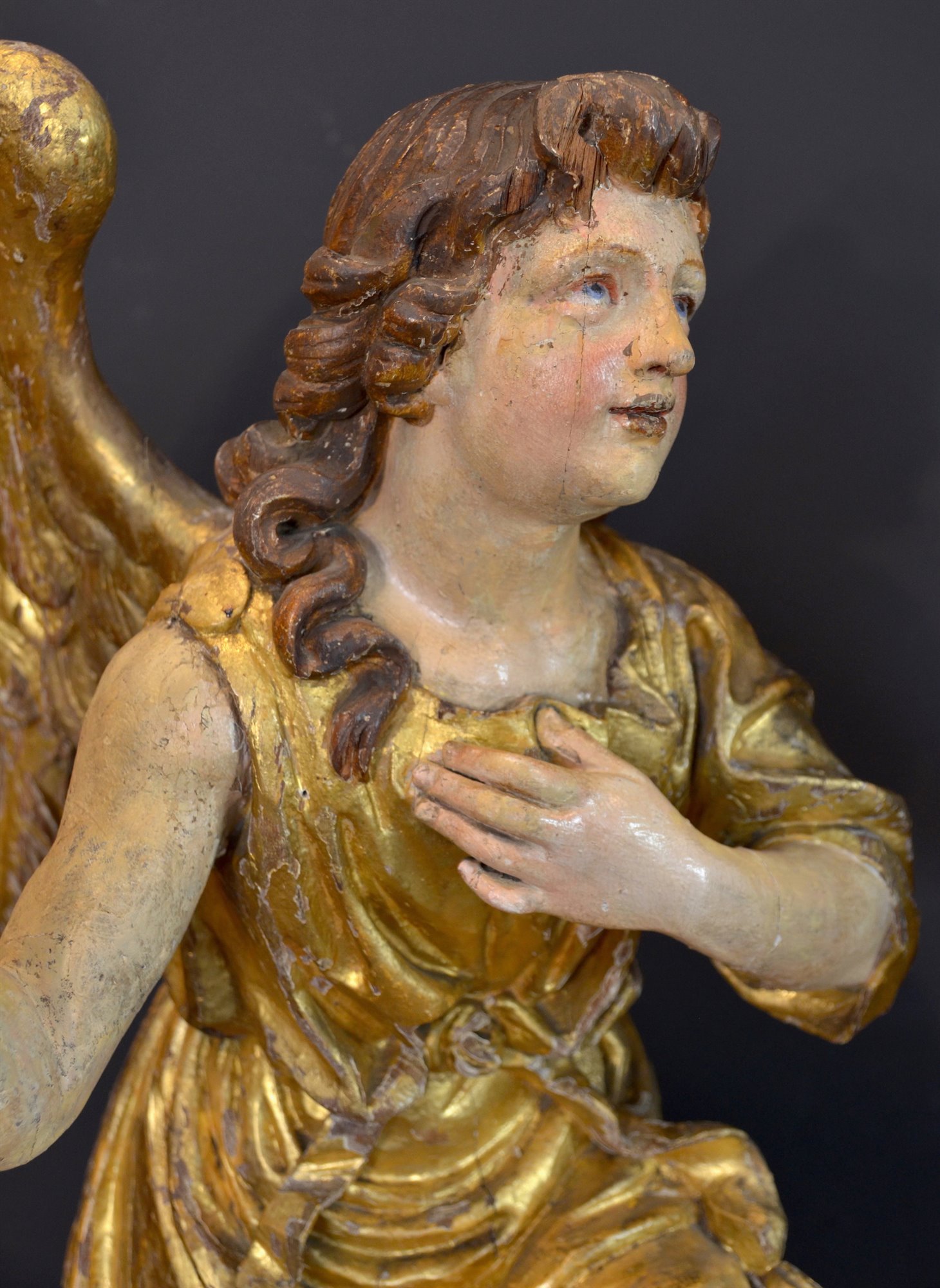 Spettacolari angeli alati in legno policromo e dorato