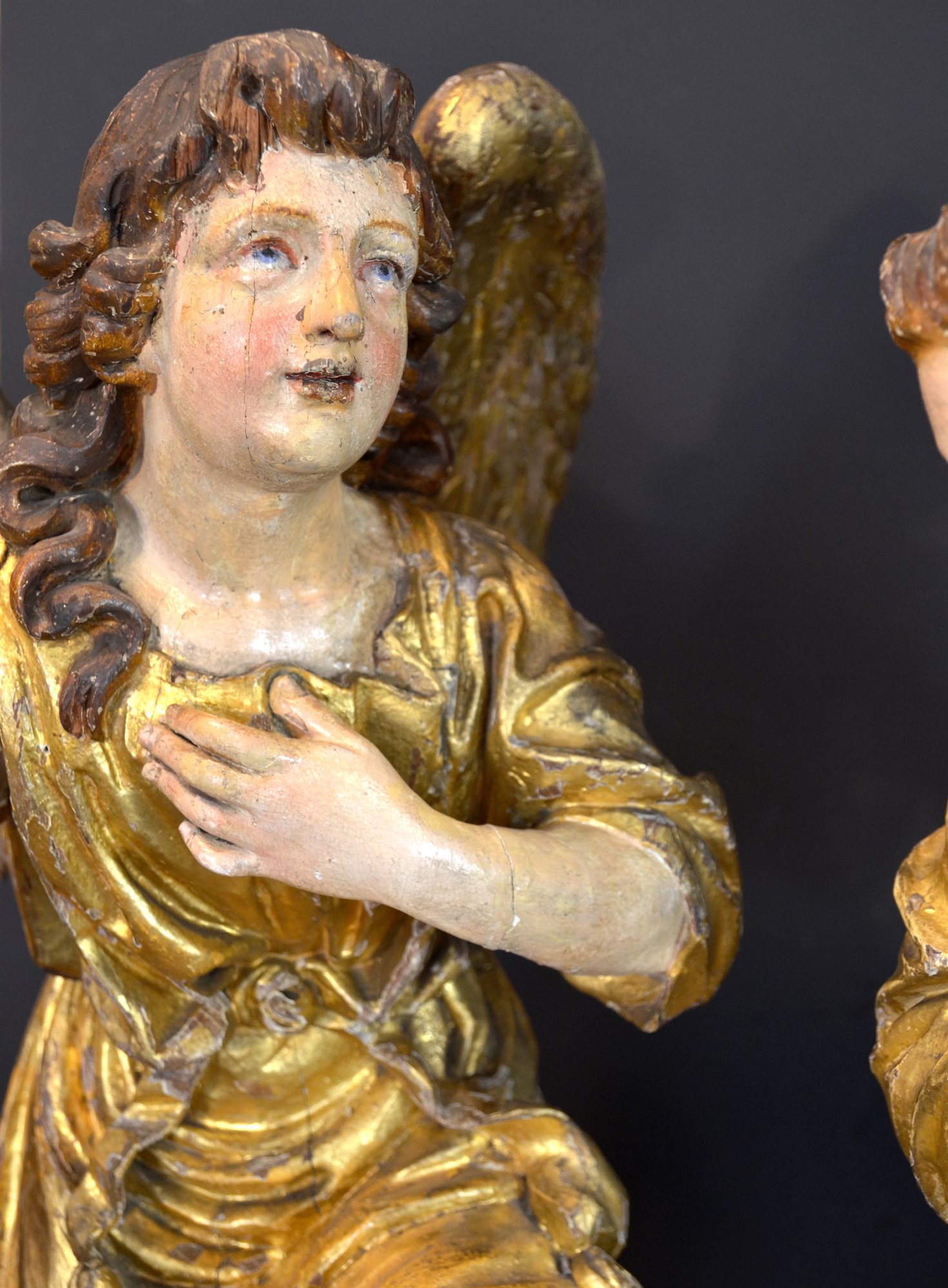 Spettacolari angeli alati in legno policromo e dorato