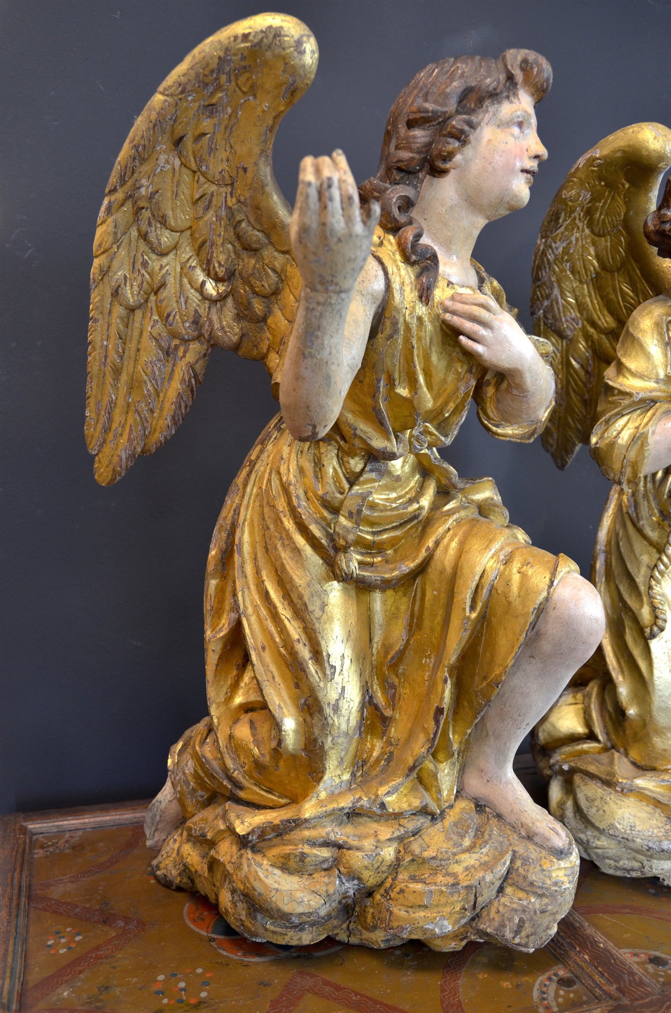 Spettacolari angeli alati in legno policromo e dorato