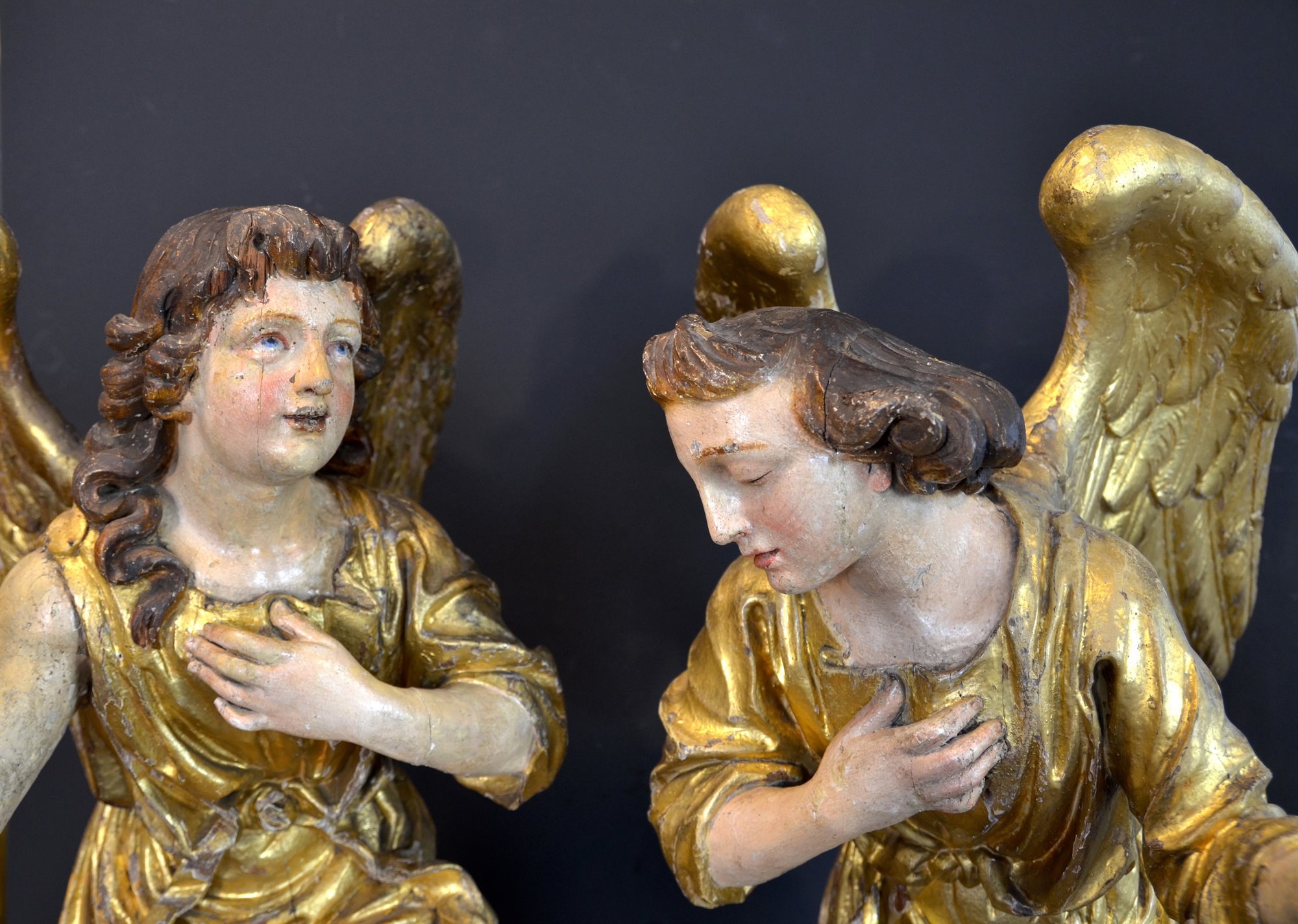 Spettacolari angeli alati in legno policromo e dorato