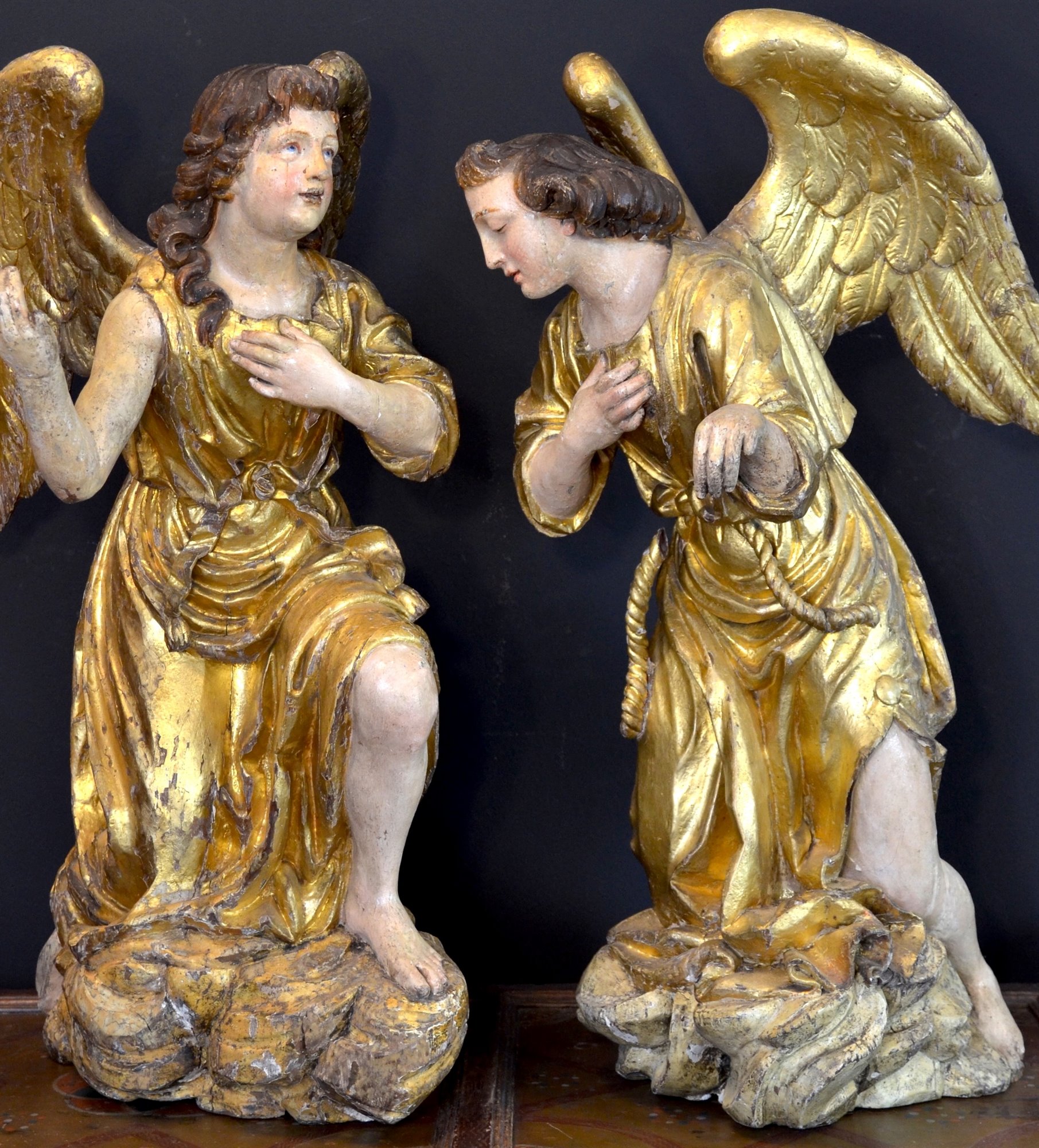 Spettacolari angeli alati in legno policromo e dorato