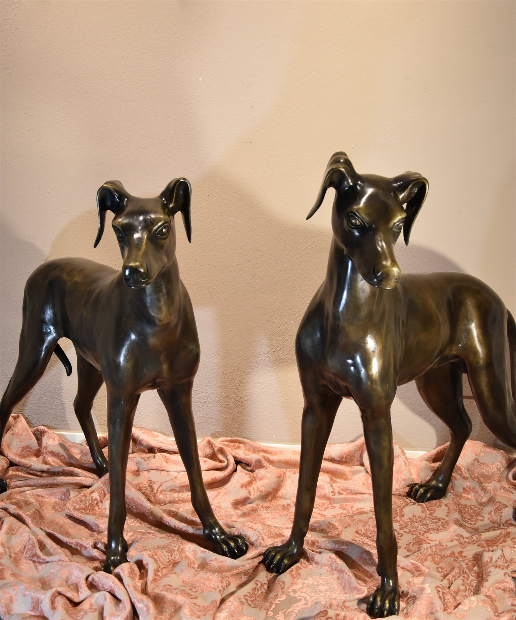 Coppia di levrieri in bronzo
