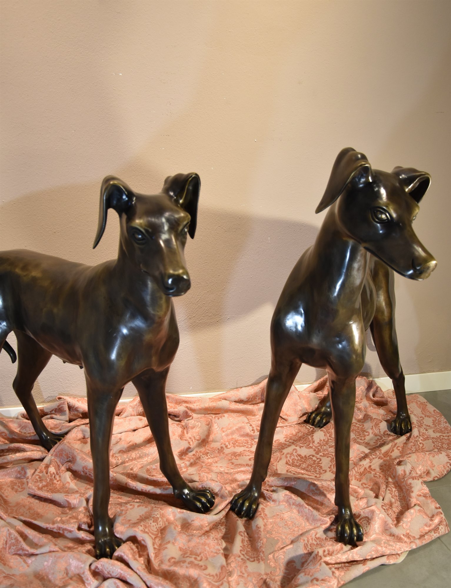 Coppia di levrieri in bronzo