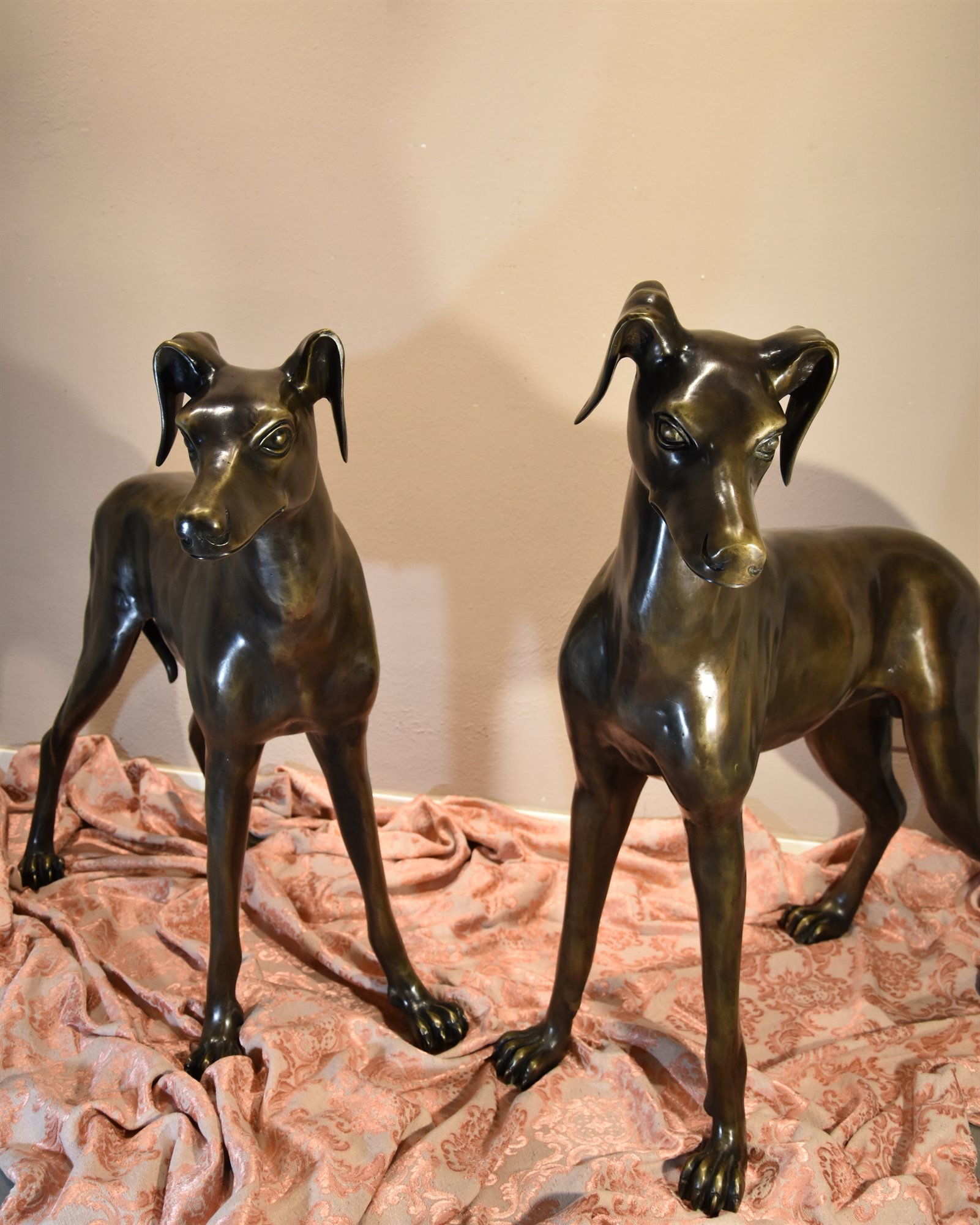 Coppia di levrieri in bronzo