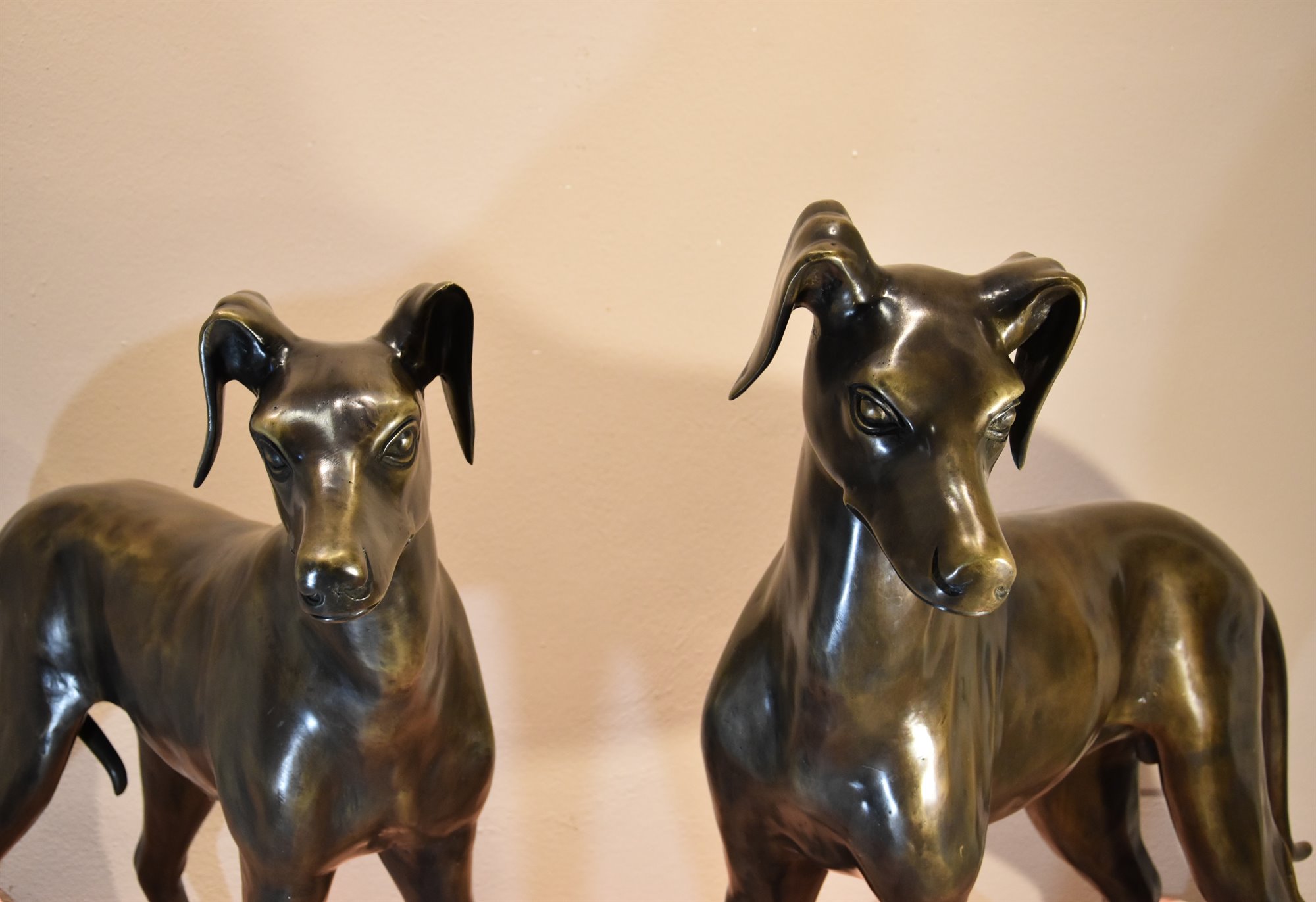 Coppia di levrieri in bronzo
