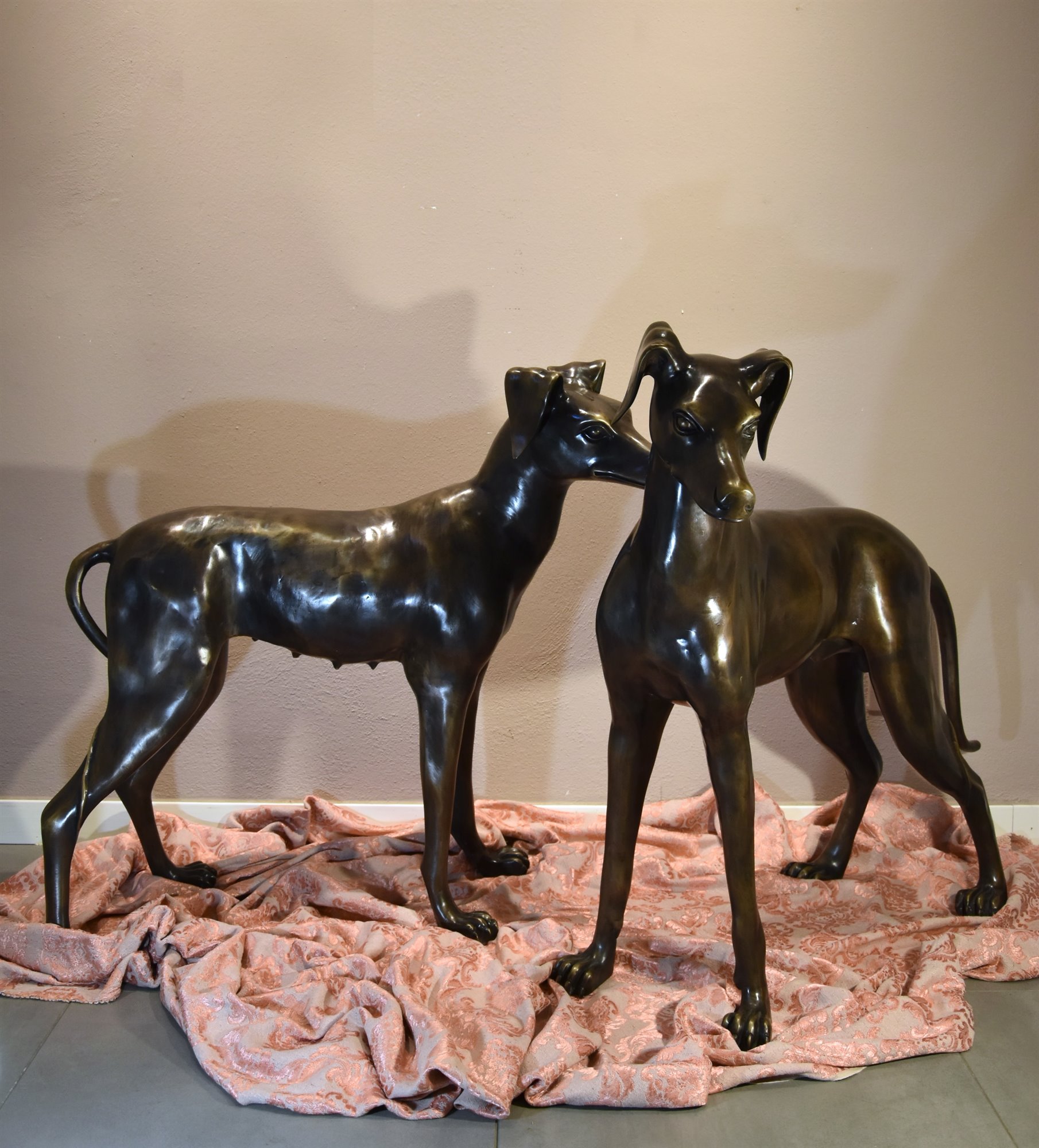Coppia di levrieri in bronzo