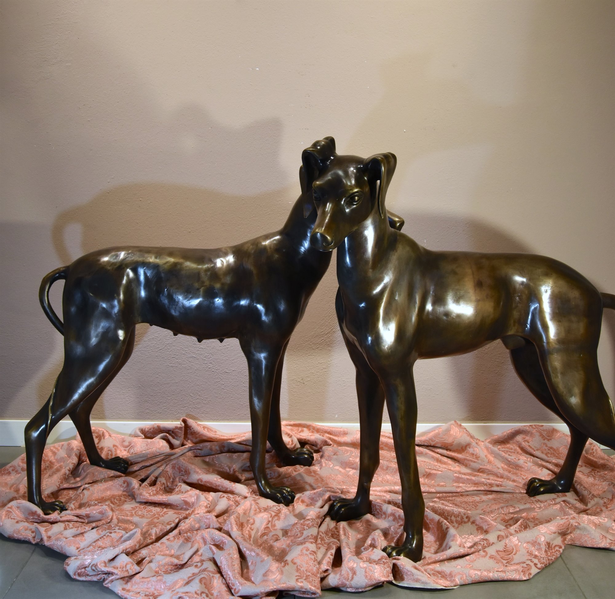 Coppia di levrieri in bronzo