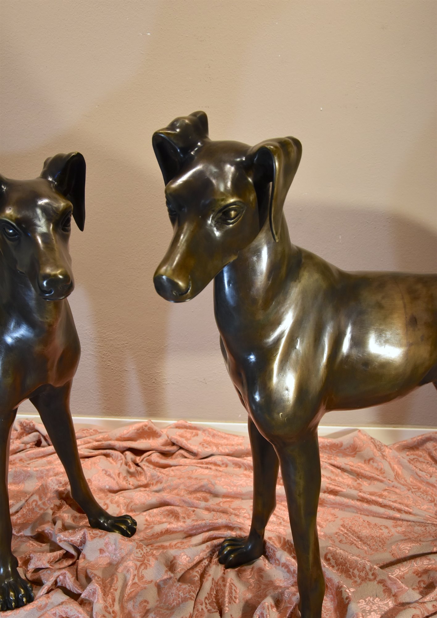 Coppia di levrieri in bronzo