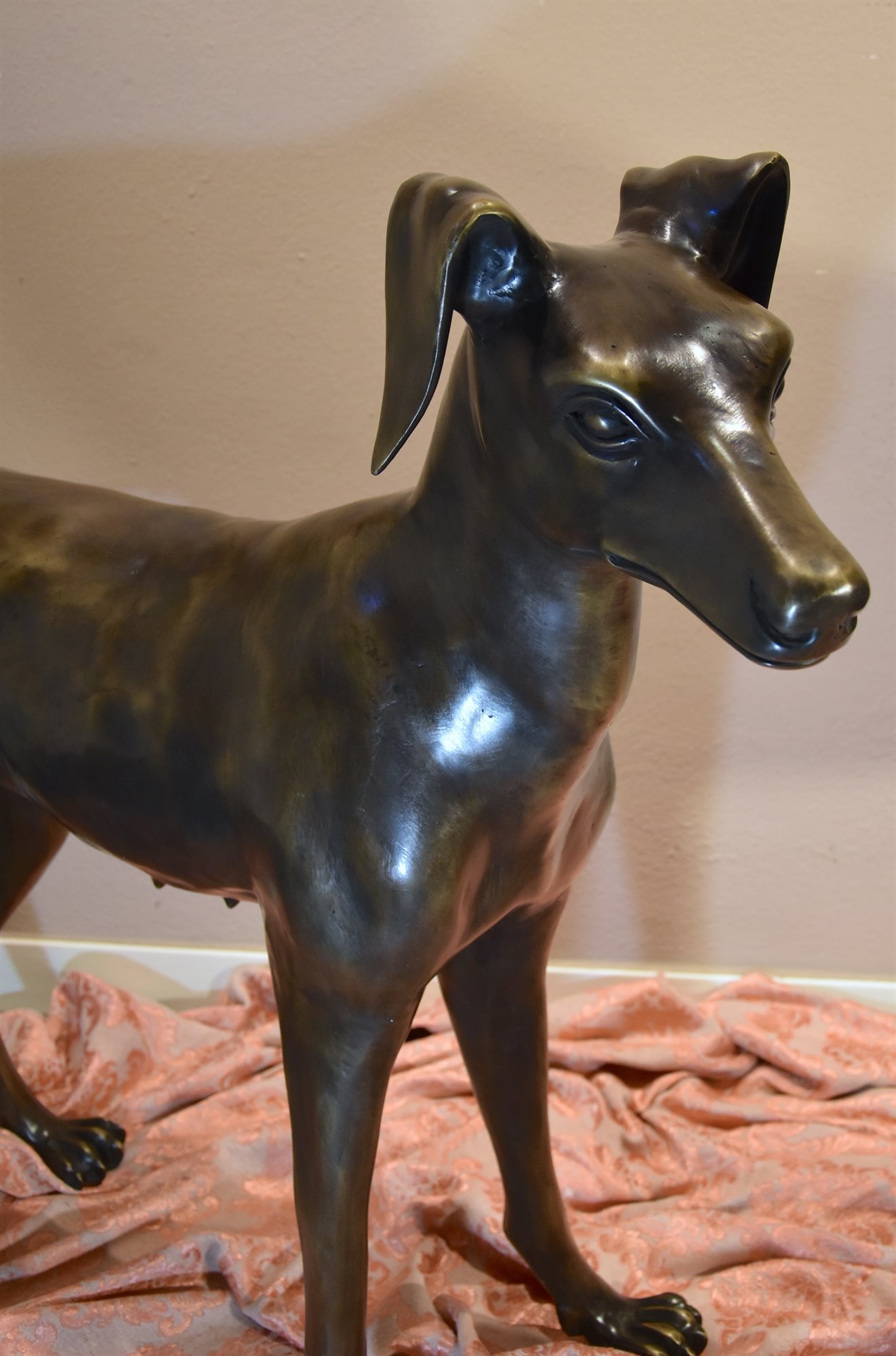 Coppia di levrieri in bronzo
